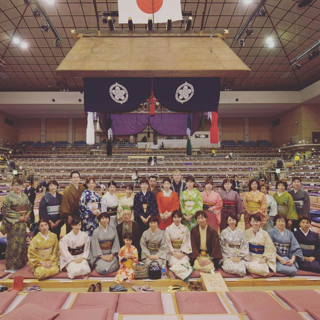 日本相撲協会さんのインスタグラム写真 - (日本相撲協会Instagram)「2日目の和装dayの様子です。﻿ ﻿ 九州場所の和装dayは特典盛りだくさん﻿ ・会場で着物レンタル&着付け﻿ ・行司さんと記念撮影﻿ ・豪華景品が当たる抽選会﻿ ・全員プレゼント﻿ ・取組終了後、土俵前で集合撮影﻿ ﻿ @sumokyokai ﻿ #sumo﻿  #相撲 ﻿ #力士﻿ #お相撲さん﻿ #大相撲 ﻿ #11月場所 ﻿ #九州場所 ﻿ #福岡県 ﻿ #福岡 ﻿ #博多 ﻿ #九州　﻿ ﻿ #和装﻿ #着物﻿ #和装day﻿ #きもの﻿ #博多帯﻿ #博多織﻿ #着物レンタル﻿ #着物コーディネート﻿ #着物女子﻿ #着物デート﻿ #きものコーデ﻿ #博多旅行﻿ #博多観光﻿ ﻿ #日本 ﻿ #japan ﻿ #sumo﻿ #sumowrestling﻿ #japanculture﻿ #japaneseculture﻿」11月12日 9時53分 - sumokyokai