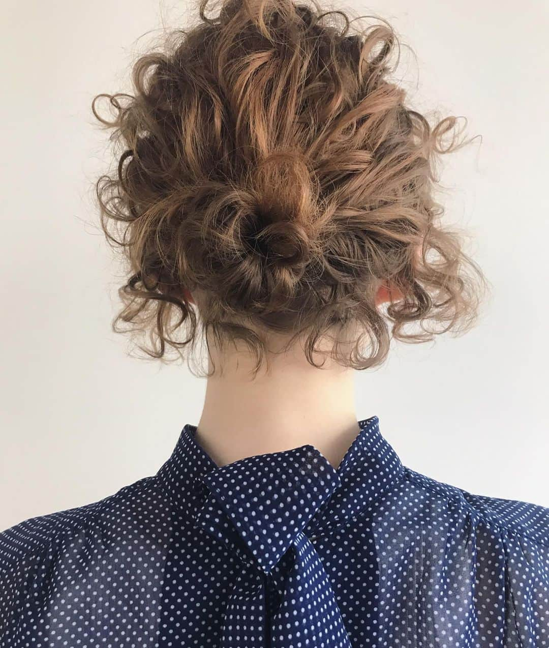 高橋忍さんのインスタグラム写真 - (高橋忍Instagram)「結ぶだけ。  #ヘアアレンジ #ボブ #後れ毛 #パーマ #クルクルパーマ」11月12日 10時05分 - nanuk_takahashi.buri