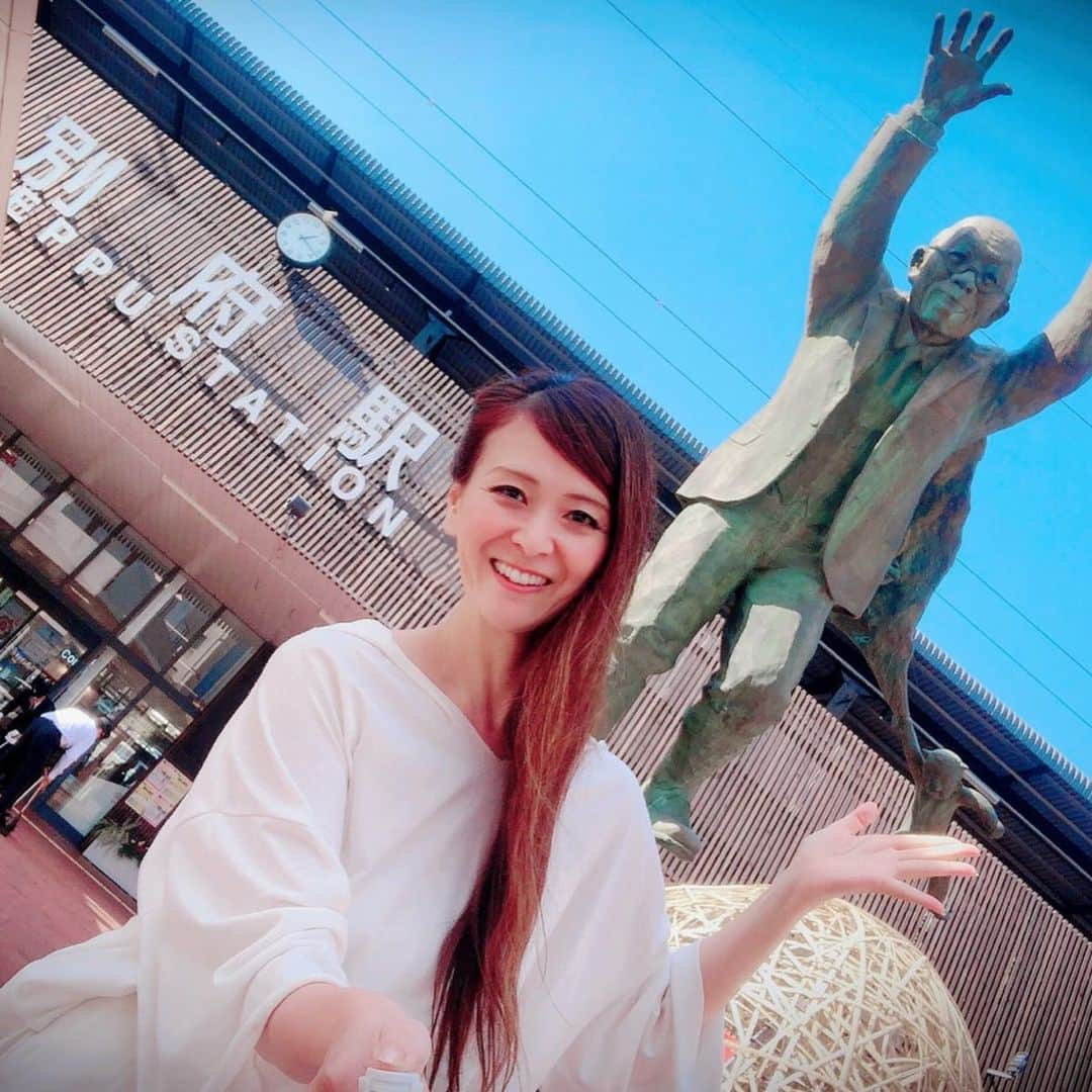 里井真由美さんのインスタグラム写真 - (里井真由美Instagram)「🇯🇵🌰 大分県 別府市で和栗モンブラン♪ ・ ・ 中はゴロンと和栗、生クリームとメレンゲ♡ ・ ・ 和栗ペーストが丁寧に塗られた尖り円錐。シャープなフォルムとは裏腹にお味はふわっと優しく繊細ですーー♪ ・ ・ 地元で愛され続ける名店「ニュードラゴン」さんのモンブラン♡ ・ ・ 「まゆさんに食べてほしくて🌰🌰🌰」と @satoppiko ちゃんが連れて来て下さいました。やったあ♡ この後、 @otonakasara ちゃんも合流して 別府女子旅楽しみます♡お招き感謝です♡ ・ ・ #ニュードラゴン#別府女子旅#大分県#別府市 #栗スイーツ#モンブラン#モンブラン巡り#和栗#和栗のモンブラン#栗#フランス栗#里井真由美#1級フードアナリスト里井真由美#さといいね#栗スイーツ#デパ地下#ホテルスイーツ#デパ地下スイーツ#ホテル#ありが糖運動#まゆログ」11月12日 10時07分 - mayumi.satoi