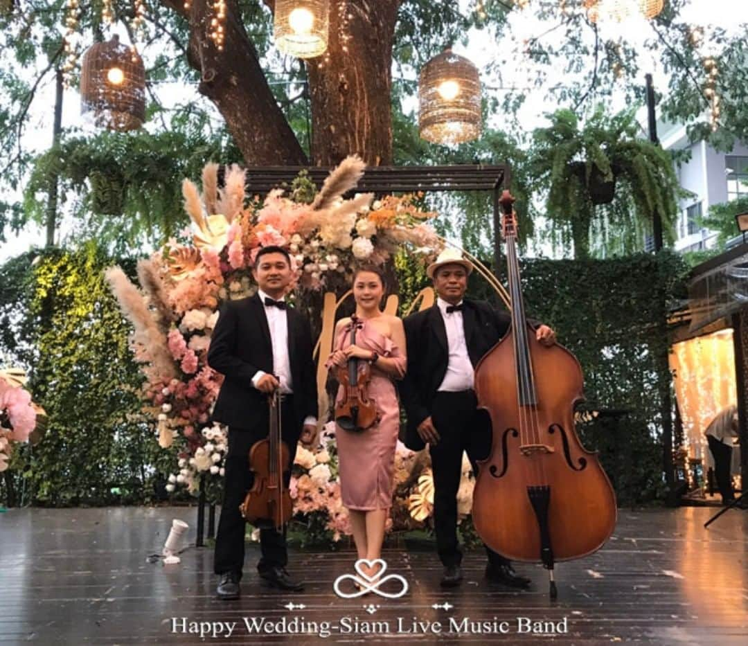 HappyWedding.Lifeさんのインスタグラム写真 - (HappyWedding.LifeInstagram)「🎼เสียงเพลงสุดพิเศษที่จะช่วยให้วันสำคัญของคุณเต็มไปด้วยกลิ่นอายของความรักผ่านทางเสียงดนตรี ที่เลือกได้ตรงใจทั้งแนวเพลง ทั้งรูปแบบวง @siam_live_music_band . . Detail on 🔽 https://happywedding.in.th/th/vendors/siam-live-music . . #wedding #weddingentertainment #entertainment #Saxophone #weddingsaxophone #weddinginspirations #weddingideas #เอนเตอร์เทนเม้น #สีสันงานแต่ง #แต่งงาน #เจ้าสาว #เจ้าบ่าว #ไอเดียจัดงานแต่งงาน #ธีมแต่งงาน #เทรนด์แต่งงาน #แต่งงาน #ไอเดียจัดงานแต่งงาน #cover #เพลงเพราะ #musiccover #weddingmusic . . ติดตามผู้ให้บริการด้านซุ้มถ่ายรูปเพิ่มเติม >> #HWentertainment」11月12日 10時32分 - happywedding.life