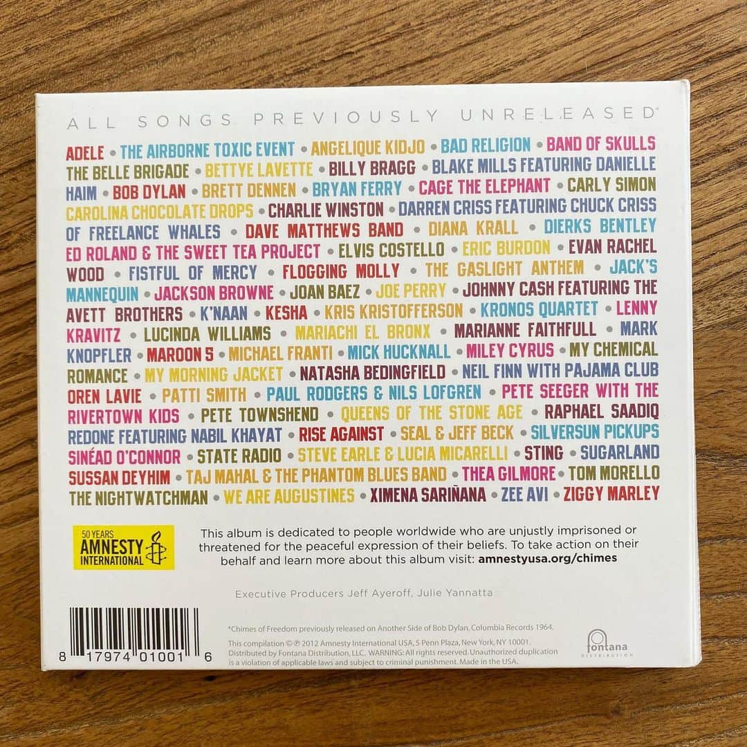 山田稔明さんのインスタグラム写真 - (山田稔明Instagram)「ボブ・ディランのCD4枚組のカバーアルバム。WOWOWで『華氏119』をやってて、エンドロールに流れたK'NAANの「WITH GOD ON OUR SIDE」がとてもよかったから。 #朝一番に聴くレコード」11月12日 10時28分 - toshiakiyamada