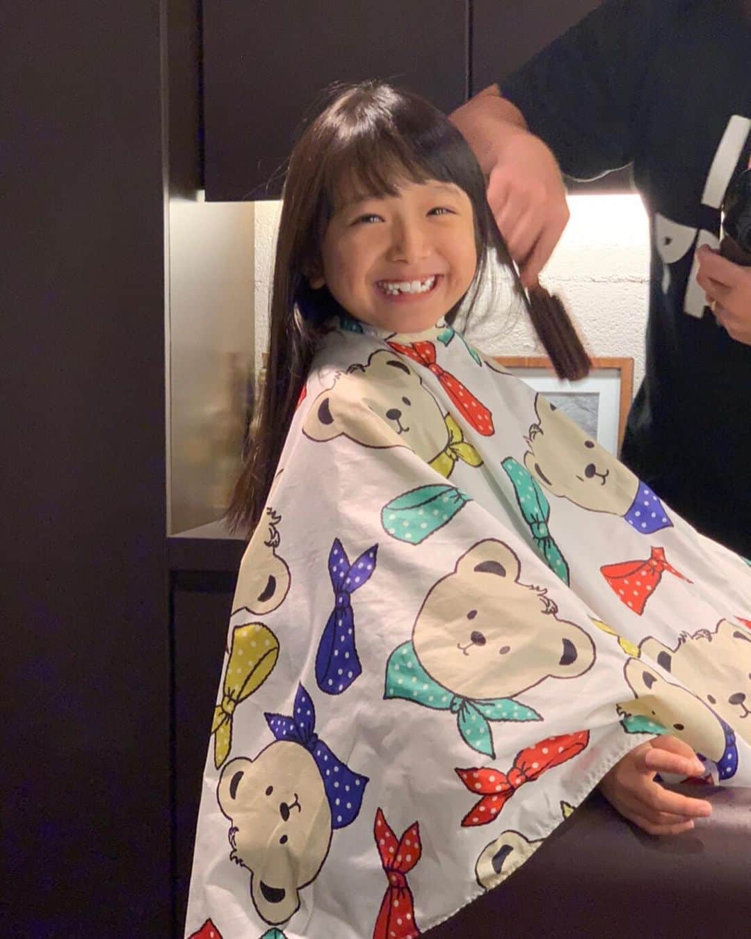のインスタグラム：「前髪切った！﻿ それだけで笑顔💯﻿ ﻿ 私が脱いだ服をクンクン嗅いだり﻿ 着たりして﻿ 「あ〜ママのいいにおい❤️」﻿ ってよくやっているのですが﻿ 変態チックだけど可愛いと思ってしまう。﻿ ﻿ #歯が抜けてるから #美容院 #子連れ #ママ #6歳  #女の子ママ  #happy #girl #kids #mama #小学生ママ #キッズ #親バカ部 #こどものいる暮らし」