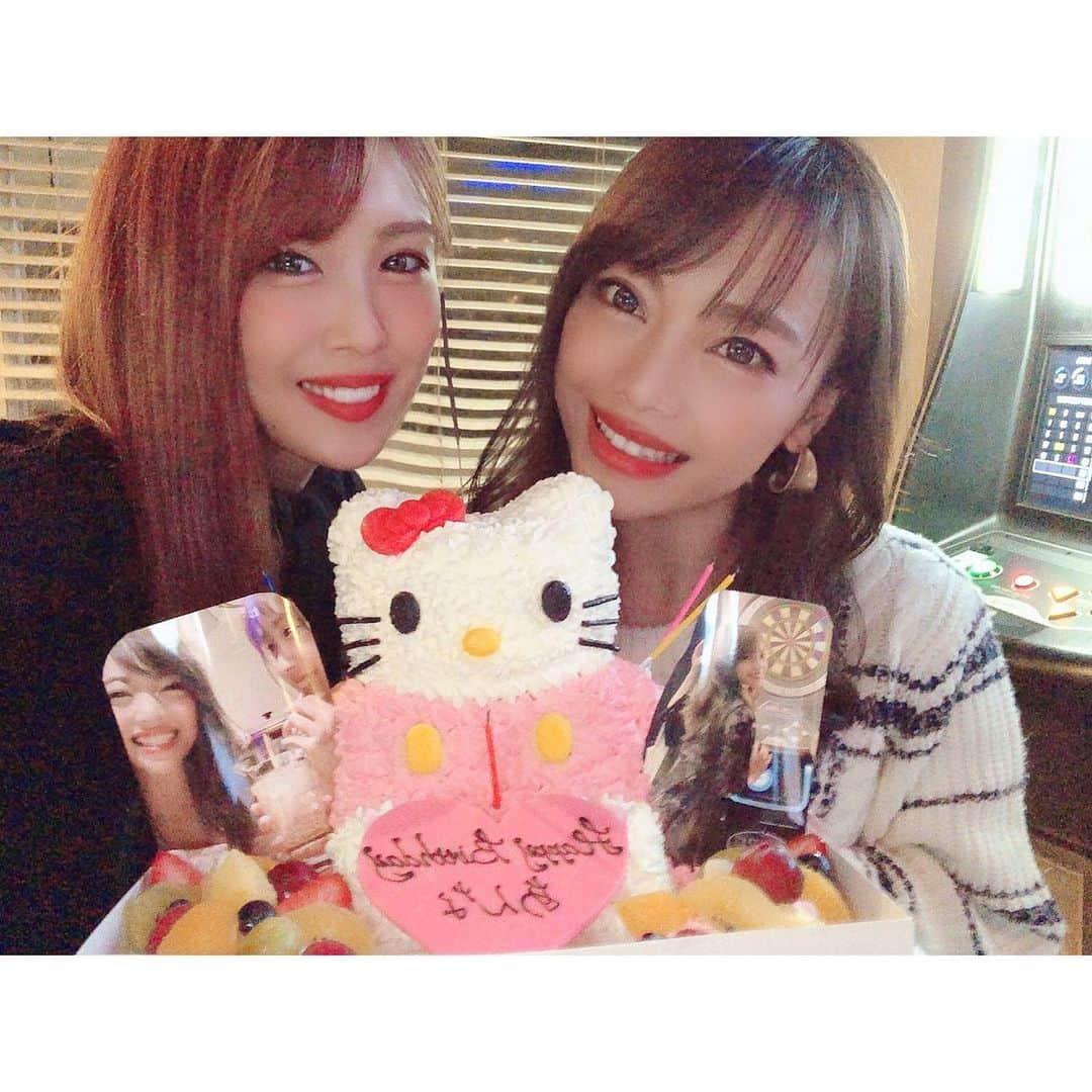 石川あんなさんのインスタグラム写真 - (石川あんなInstagram)「あらためまして誕生日 みなさまお祝い有難うございます🥰 かわいいケーキにプレゼントに 死ぬほどのお酒、あぁ幸せ😆  #載せられない動画しかない #躍動感すごいテキーラ #私はつぶれない」11月12日 10時29分 - anna_iskw