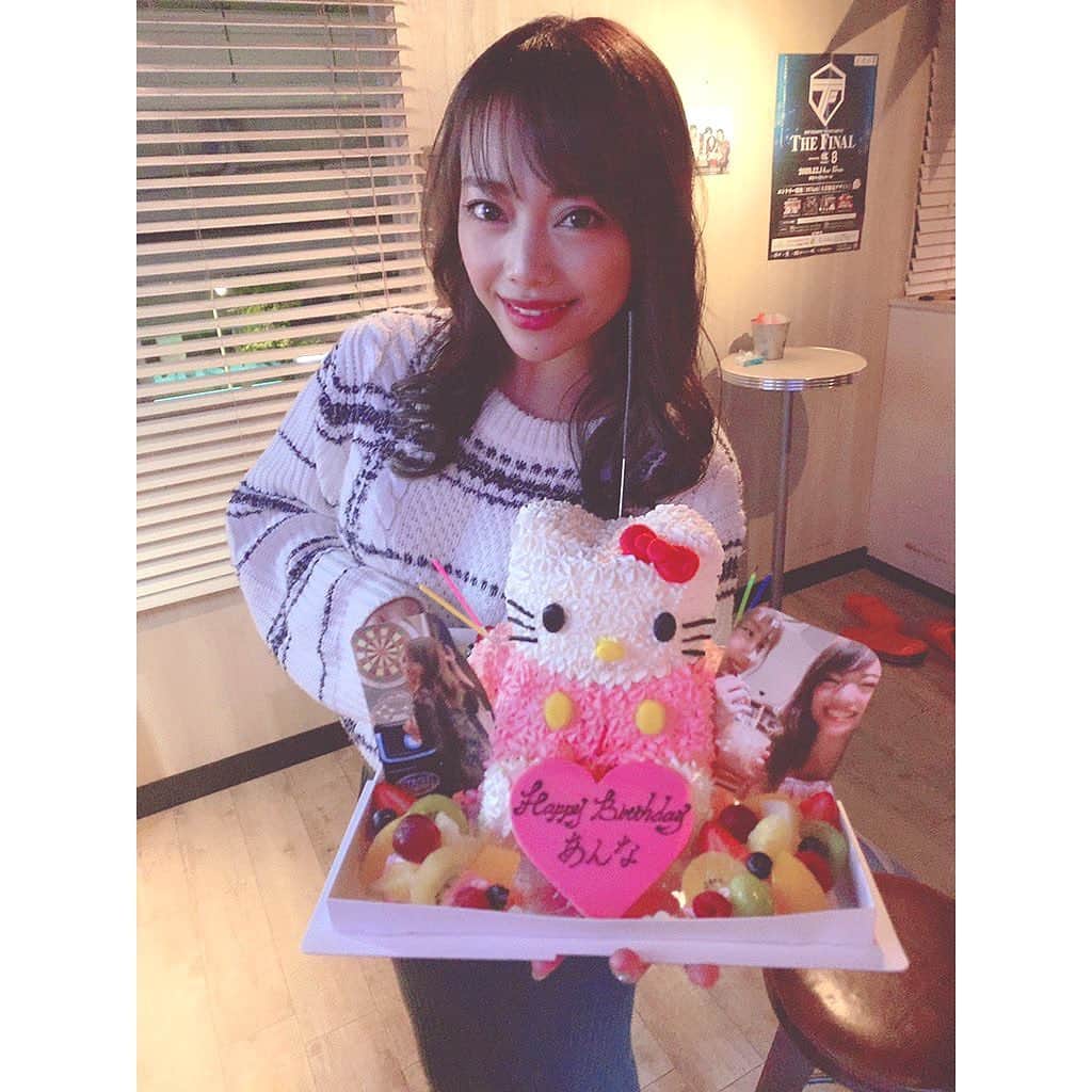 のインスタグラム：「あらためまして誕生日 みなさまお祝い有難うございます🥰 かわいいケーキにプレゼントに 死ぬほどのお酒、あぁ幸せ😆  #載せられない動画しかない #躍動感すごいテキーラ #私はつぶれない」