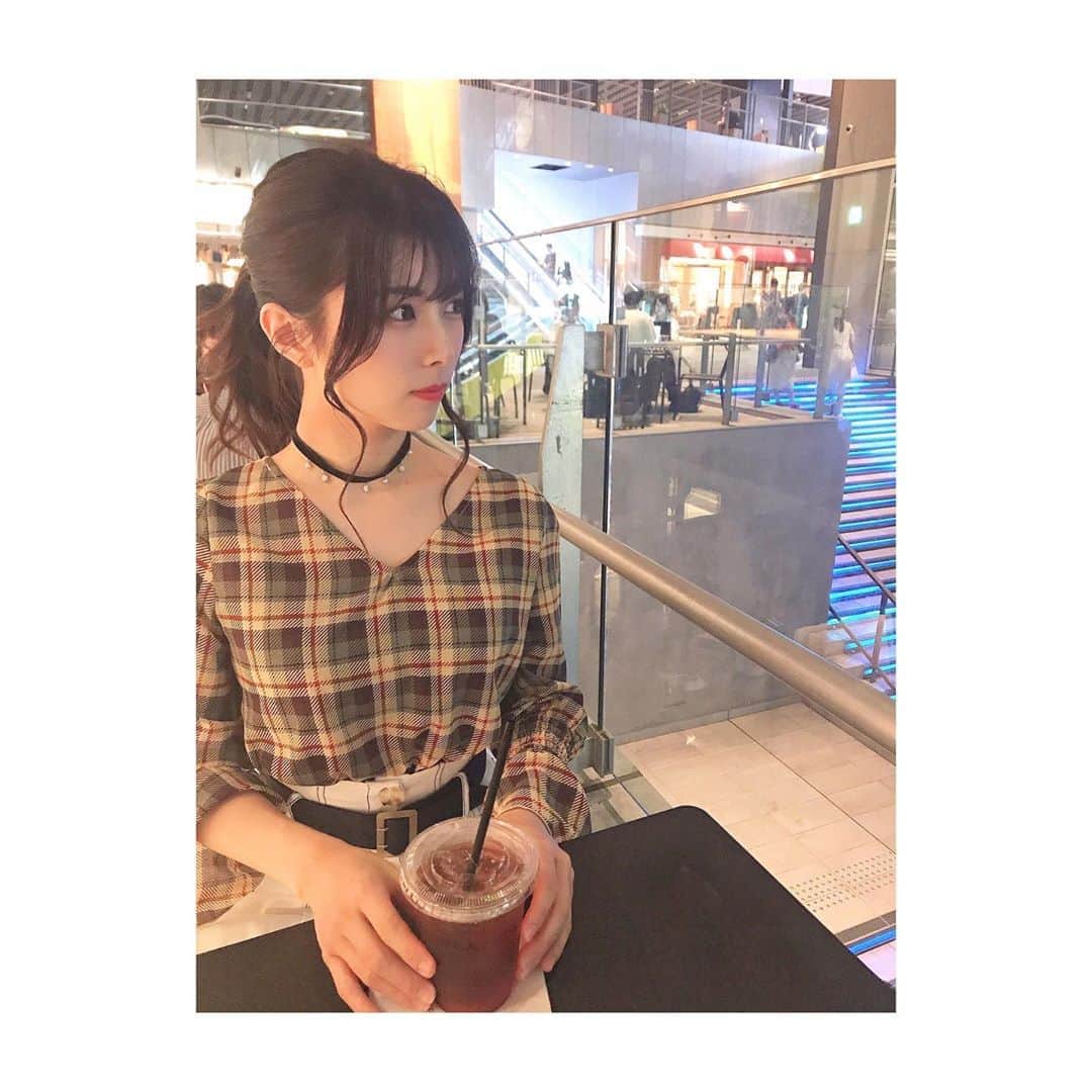 森脇加奈子のインスタグラム：「． チェック柄大好き人間☺️🍁 この写真はちょっと前なんだけど、我ながら寒そう！笑笑 ． 渋谷、次々に新しいビルが建っていくけど私まだストリームも完全に攻略しきれていない気がする。笑 美味しそうなお店が並んでる事だけ知ってるんだよね🐷 ． ． #渋谷ストリーム #deananddeluca  #結局紅茶がすき」