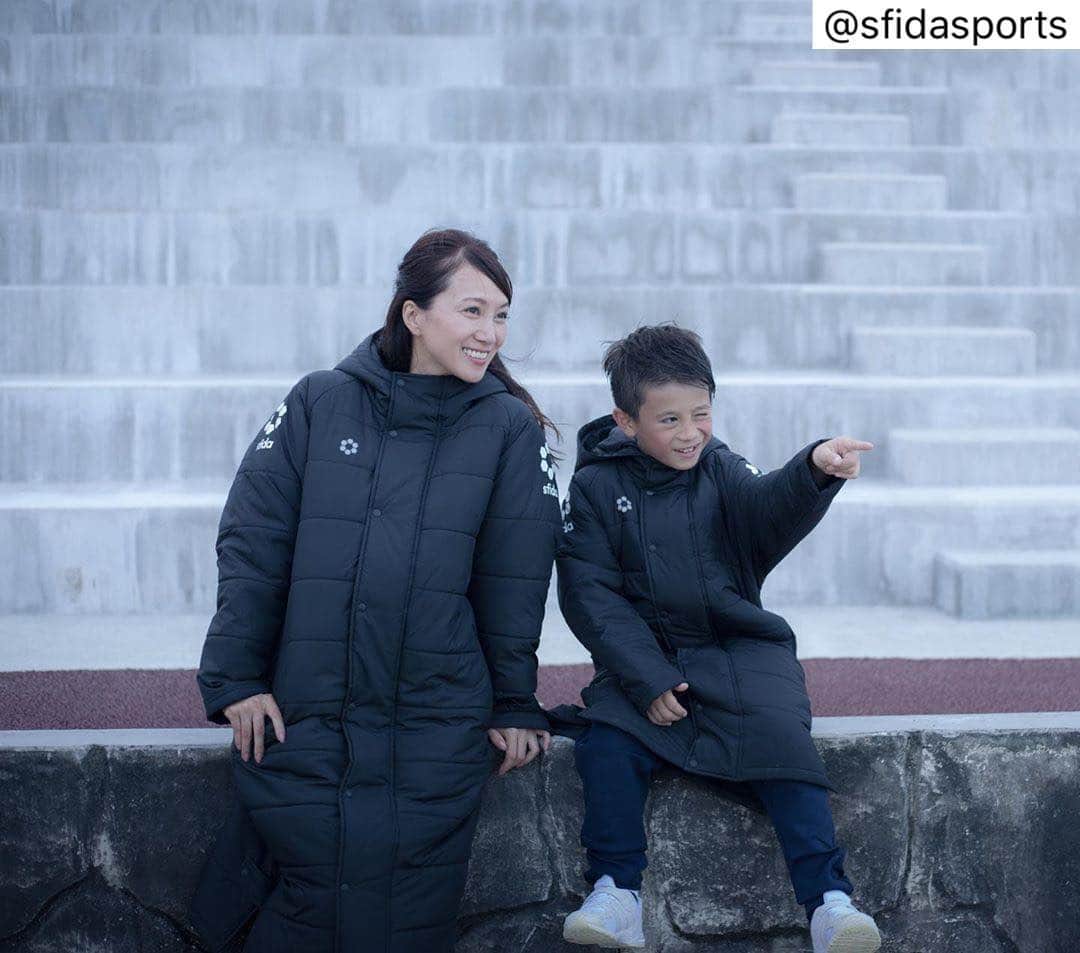 のインスタグラム：「そろそろ出番のベンチコート‼︎ ・ ・ ・ repost by @sfidasports 【sfida Basic Wear Collection】  ベンチコート SA-BP50 ☞bit.ly/2O31Tv0 軽くて暖かいベーシックな #ベンチコート。起毛の裏地で防寒対策はバッチリ。両サイドのボタン付きスリット開きで動きやすさをカバー。 ジュニアサイズもございます！ ☞bit.ly/2X5hX3m  #sfida #崎山一葉」
