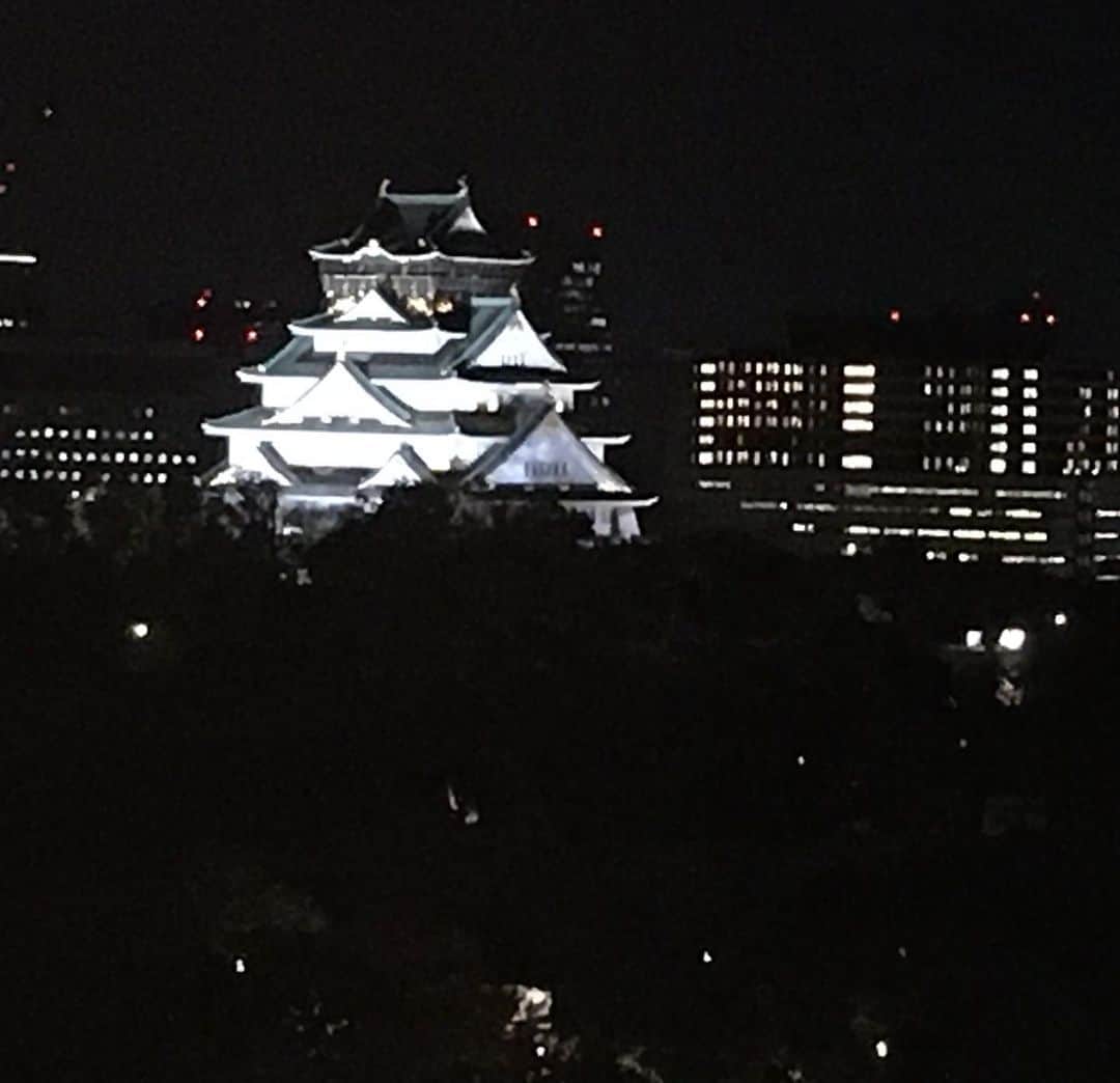六車奈々さんのインスタグラム写真 - (六車奈々Instagram)「最後はホテルニューオータニでロケ。  ロケが終わると、スイートルームからは、ライトアップされた大阪城が見えました！  #大阪城 #ライトアップ #スイートルーム #ホテルニューオータニ #お疲れ様でした」11月12日 20時00分 - nanarokusha