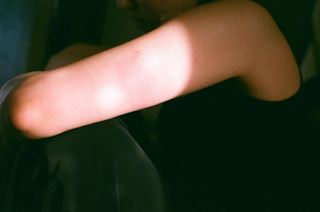 生越千晴のインスタグラム：「. この予防接種のあとの腫れて熱持つ感じがたまらなくすきダ。。💉 もちもちの二の腕をたずさえてるのでなおさら。。 みなさんも風邪などひきませんように！😷 #contaxt3」