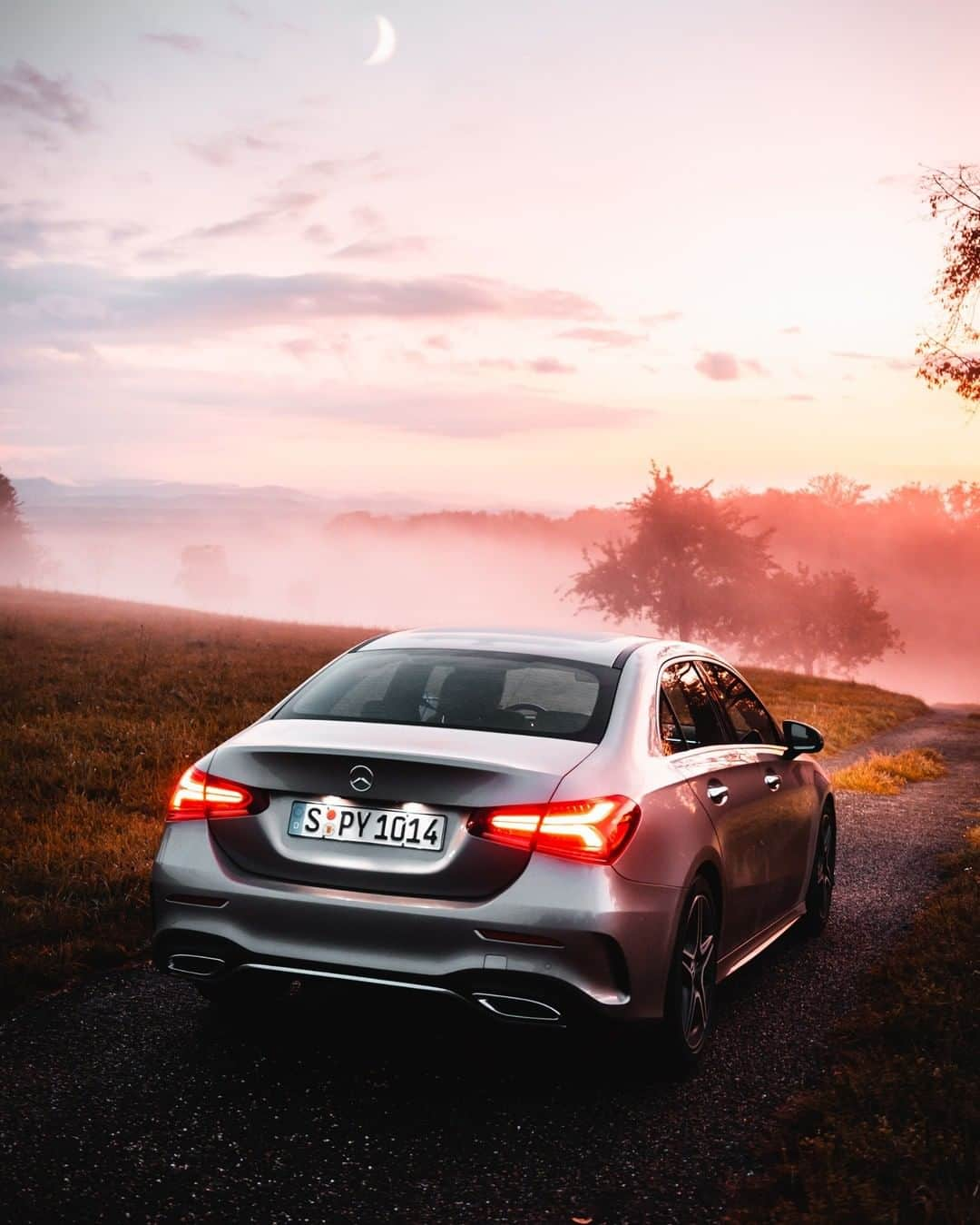 メルセデス・ベンツさんのインスタグラム写真 - (メルセデス・ベンツInstagram)「Reliability at any time and in any place – the A-Class Sedan.  #MercedesBenz #AClass #CarsOfInstagram #MBCar #InstaCar 📸 @lew.de for #MBsocialcar」11月12日 19時55分 - mercedesbenz