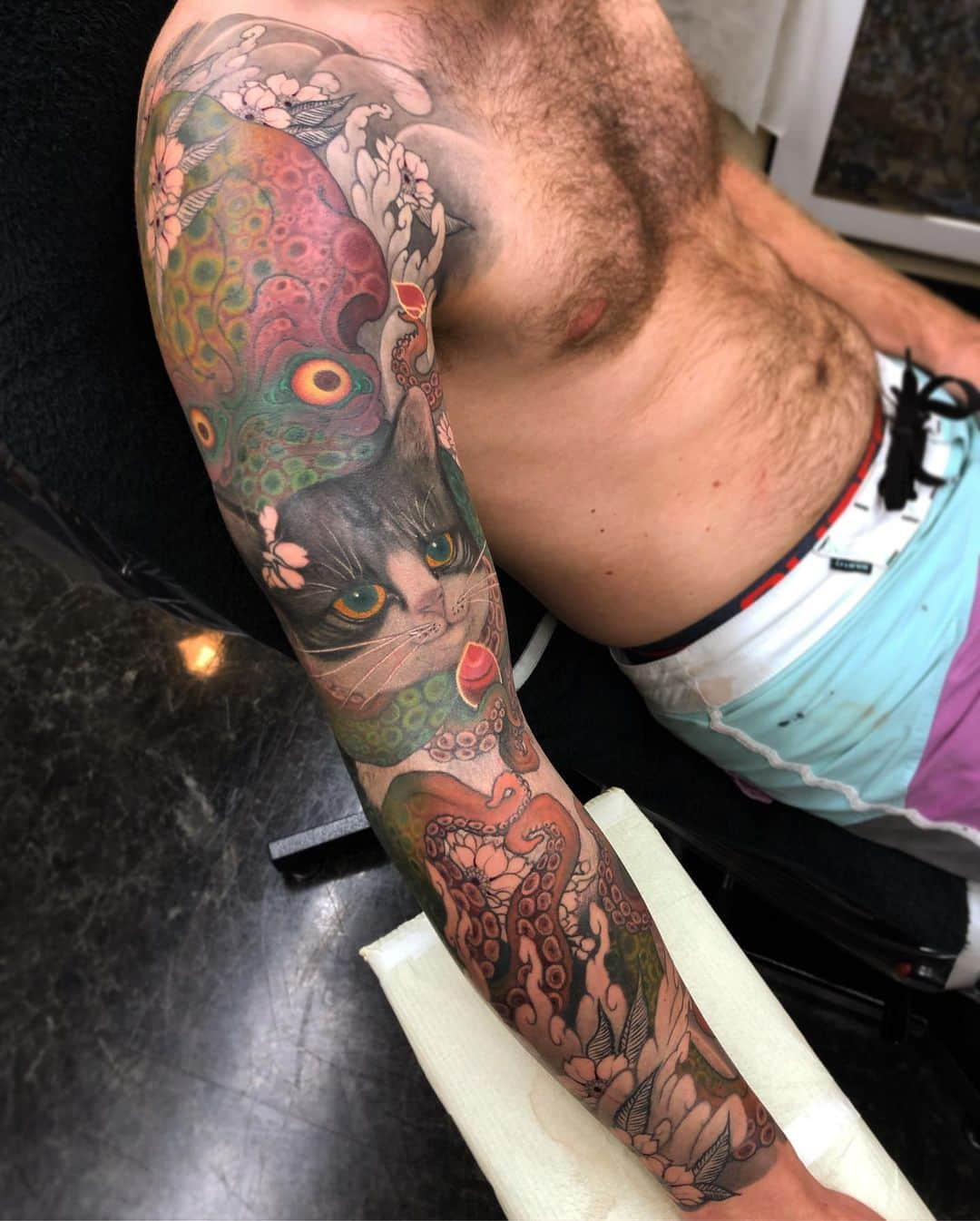 SHIGEさんのインスタグラム写真 - (SHIGEInstagram)「In progress,, “Tako to Neko” Continued coloring 2day in a row,, needs one more session to go,, Thank you Mark! @maurer__mark Otsukaresama deshita!  _  #shige #shigetattoo #shigeyellowblaze #yellowblazetattoo #黄炎 #蛸と猫 #蛸 #猫 #日本刺青 #octopustattoo #japanesetattoo #japaneseart #japan #inprogresstattoo @bishoprotary #bishoprotary @inkeeze #inkeeze #dipcaps #bishopfamily #fusionink #fusioninkproteam」11月12日 19時56分 - shige_yellowblaze