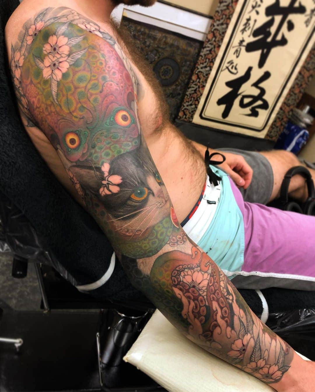 SHIGEさんのインスタグラム写真 - (SHIGEInstagram)「In progress,, “Tako to Neko” Continued coloring 2day in a row,, needs one more session to go,, Thank you Mark! @maurer__mark Otsukaresama deshita!  _  #shige #shigetattoo #shigeyellowblaze #yellowblazetattoo #黄炎 #蛸と猫 #蛸 #猫 #日本刺青 #octopustattoo #japanesetattoo #japaneseart #japan #inprogresstattoo @bishoprotary #bishoprotary @inkeeze #inkeeze #dipcaps #bishopfamily #fusionink #fusioninkproteam」11月12日 19時56分 - shige_yellowblaze