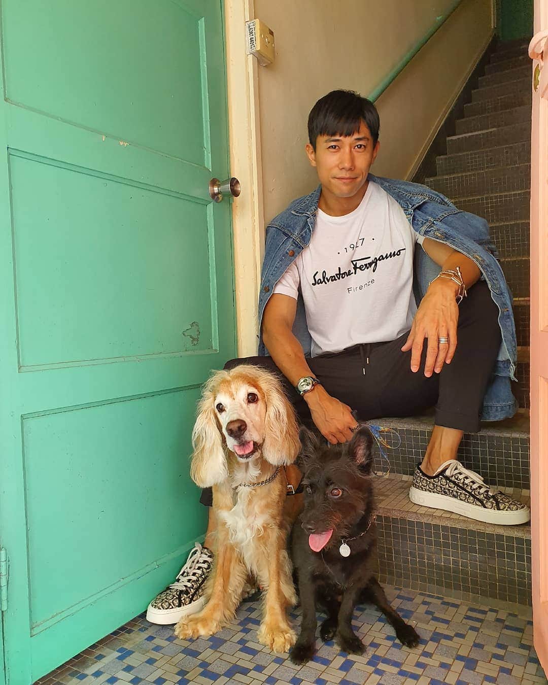 デスモンド・タンのインスタグラム：「Quick photo with my boys. 📸  #ferragamo #1927 #ferragamoSG #HoshiTan #陈河狮 #UdonTan #陈乌东」