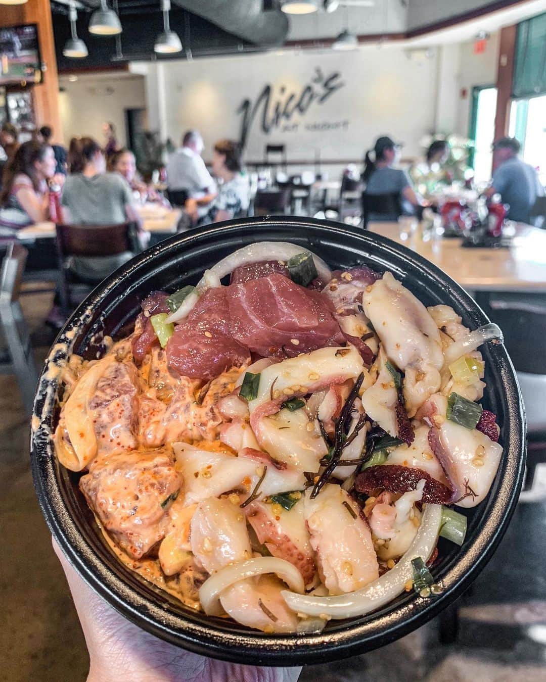 のインスタグラム：「1枚目📷 Nico's Pier 38のアヒポキ丼﻿（タコも乗ってる） ﻿ 2枚目📷 ブルーウォーターシュリンプ&シーフード﻿のガーリックシュリンプ ﻿ 美味しくてリーズナブルなご飯屋さん✨﻿ おすすめです！ . #アヒポキ#レストラン#ガーリックシュリンプ#フードコート#ハワイ#ホノルル#yukajourneyy#旅行#HAWAII#honolulu」