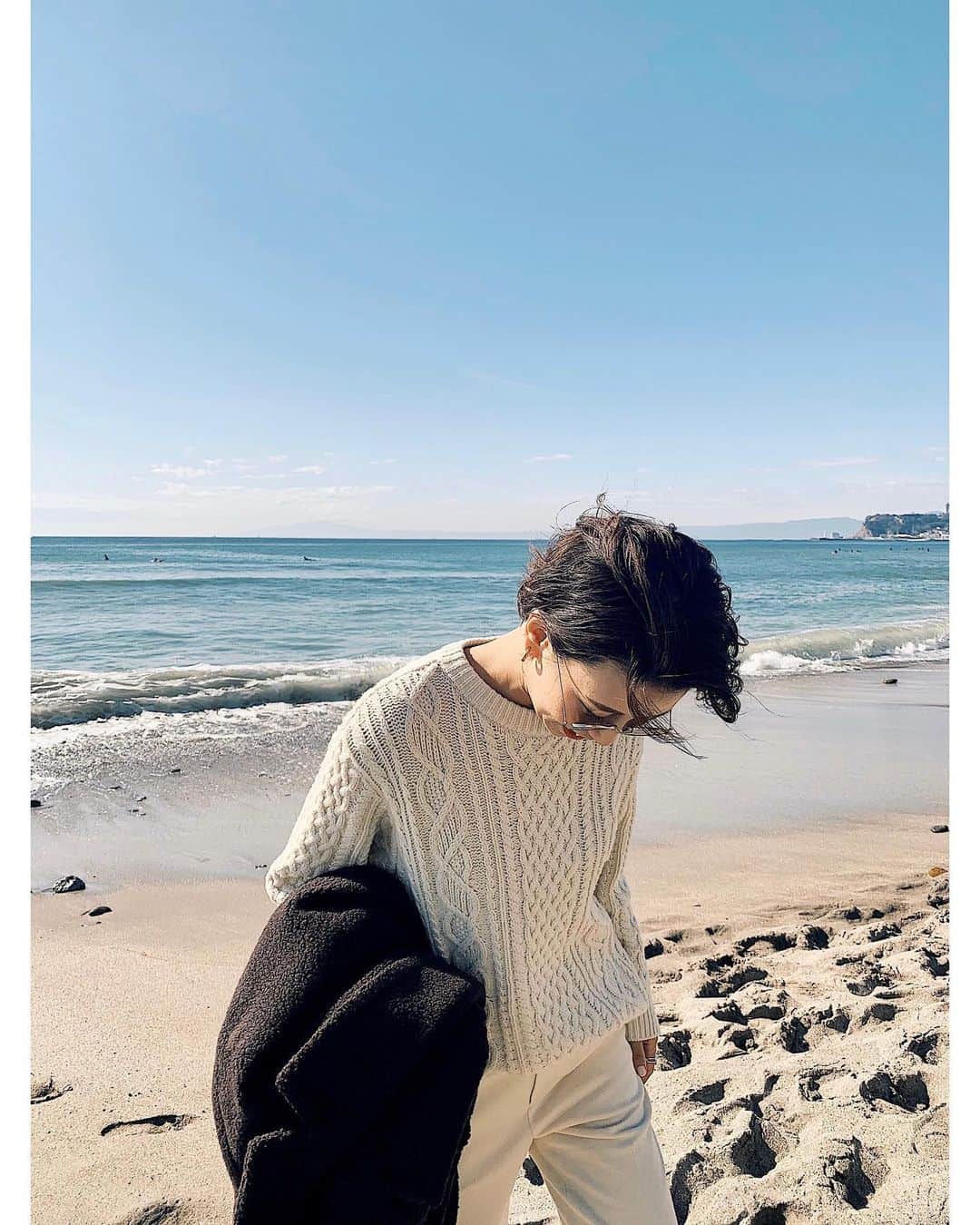 23区さんのインスタグラム写真 - (23区Instagram)「﻿ ケーブル編みならではのざっくり感と﻿ コットンベースの軽さが嬉しいニット🧶﻿ オールホワイトのコーディネートには、ブラウンの﻿ ボアコートでこなれ感のあるシックな着こなしに❣️﻿ ﻿ ゆったりとしたシルエットのコートは、﻿ 裏地付きの長めのレングスで冬の海でもばっちりです👌🏻﻿ ﻿ ﻿ ﻿ ﻿ ﻿ ﻿ ﻿ ﻿ -------------------------------------------------﻿ ﻿ #23区 #23區 #MYSTANDARD23 #SHICHIRIGAHAMA #kamakura #sea #fashion #style #code #coordinate ﻿ #コート #ボアコート #ニット #ニットコーデ #ワントーンコーデ #ホワイトコーデ #スニーカーコーデ #パンツコーデ #コーデ #コーディネート #休日の過ごし方 #私の休日#タビジョ #七里ヶ浜 #鎌倉散策 #海散歩」11月12日 20時02分 - 23ku_official