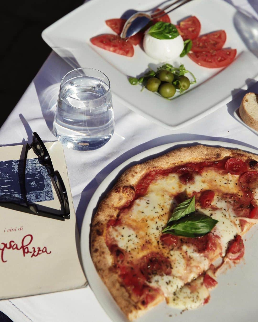 ジュリー・サリニャーナさんのインスタグラム写真 - (ジュリー・サリニャーナInstagram)「Italian essentials 🍕• what’s your fave kind of pizza? Mine is Diavola!」11月12日 20時02分 - sincerelyjules