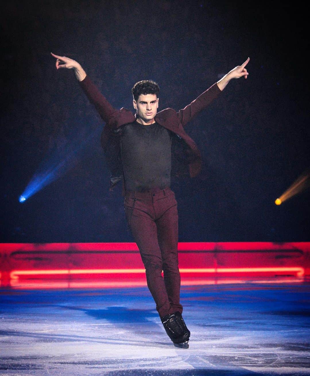 ハビエル・ラジャのインスタグラム：「I make no promises 🕺tonight ✨ . . . ⛸ @revolutiononice 📸 @hortensiodiasclaros 🎶 @samsmith」