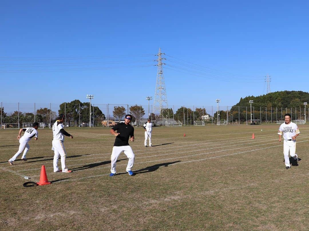 福岡ソフトバンクホークスさんのインスタグラム写真 - (福岡ソフトバンクホークスInstagram)「#宮崎秋季キャンプ2019 #第3クール3日目 #黒頭巾さん#だーれだ #太陽が眩しくて#同じ顔#今宮健太#東浜巨 #sexandthecity風 #みんな大好き筋肉 #線が#千賀滉大 #ひと昔前の#アイドル風#栗原陵矢 #太陽とバナナとオレ#二保旭 #野球がしたくなった#今宮健太 #意識高いコーチ陣#村松有人 #第3クールも#お疲れさまでした #softbankhawks #ホークス #奪sh」11月12日 20時04分 - softbankhawks_official