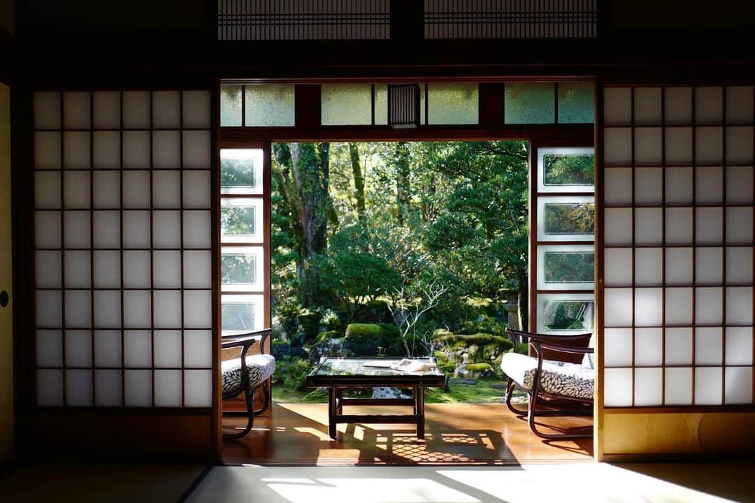 行方 久子 Hisako Namekataさんのインスタグラム写真 - (行方 久子 Hisako NamekataInstagram)「#hisakotravel  今回、宿泊したお部屋は「葵」。 （2枚目！）お庭が美しい書院造りのステキなお部屋です。 違う棟のお部屋のネーミングは5千円札で有名な作家 与謝野晶子さんだそう。 . 「おちあいろう」のおもしろいところは、部屋ごとに大工さんが違い、 腕を競い合うように個性を出した造りと内装になっているところ。 お部屋の構造・材料や細部も違うので、何度でも泊まる楽しみがありますね。」11月12日 20時05分 - hisakonamekata