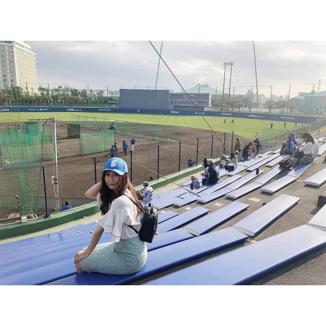 橘亜李彩のインスタグラム：「今更ながら…シリーズ！ まずは2月の沖縄旅行 第①段！  インスタ放置しすぎてて、あげてない写真がたくさん溜まってるから、特に楽しかったものだけ今更ながらあげていこうかなと！  というわけでまずは あやかと2月に行った沖縄旅行！ ベイスターズのキャンプを観に宜野湾へ！  向こうでのオープン戦はおわっちゃってたけど、起亜タイガースとの練習試合やトレーニングなんかも見られてめちゃくちゃ楽しかったー！  宜野湾だけじゃなく、那覇空港の到着ロビーから出発ロビーまで球団キャンプ大歓迎ムードで、至るところに旗やユニや垂れ幕があって嬉しい気持ちになりました😌  11月に共演してベイスターズ話で盛り上がったケンジさんと、宜野湾の球場のベンチでばったり会うという偶然も…！ また来年もキャンプ観に行けたらいいなぁ💙 . . . . . . #baystars #ベイスターズ #野球 #横浜DeNAベイスターズ #baseball #沖縄 #宜野湾 #キャンプ #フォロワー募集」