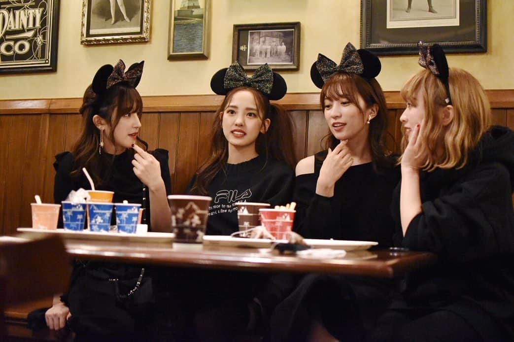 飯窪春菜のインスタグラム：「🖤👯‍♀️🖤 ・ ・ まだ載せてないディズニーシーでの写真がたくさんありましたあ🤣 ・ 思いっきりガールズトークしてる様子を、うららさんがスマホで操作して撮ってくださいました…！ すご…今そんなことできちゃうの…！？ ・ きゃっきゃっしてる楽しい4人です🥰❤️ ・ ・ ・ #ブラックコーデディズニー  #ガールズトーク  #女子会 #はるなの毎日  #飯窪ってる」