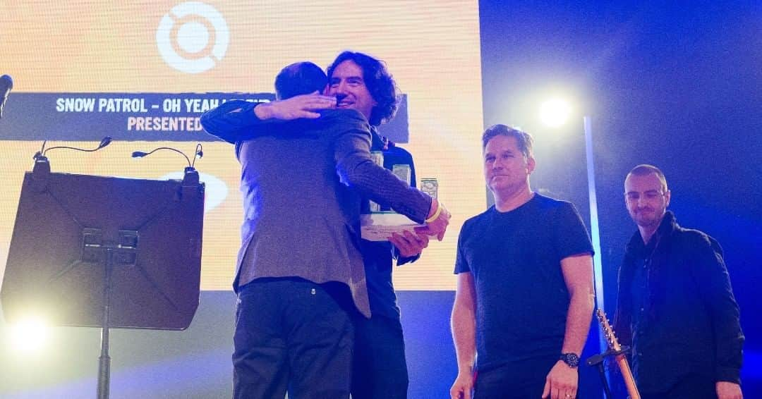 PRS for Musicさんのインスタグラム写真 - (PRS for MusicInstagram)「The superb @snowpatrol picked up the @ohyeahcentre #LegendAward at #NIMusicPrize in Belfast last week, presented by our Senior Relationship Manager, Stuart Felming. 📷: Carrie Davenport #snowpatrol #belfast」11月12日 20時29分 - prsformusic