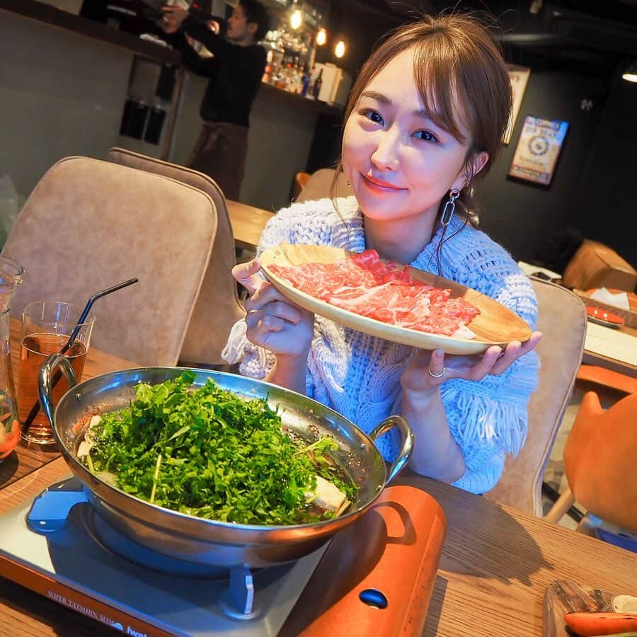 岡田ユリエさんのインスタグラム写真 - (岡田ユリエInstagram)「代官山にnew openの @veggiefarm_tokyo にlunch🥬🍠 牛すき焼き鍋にしてみた✨ ケール食べ放題なんて🥺 今日ランチだけで最近の野菜不足解消できた。笑 ケールが本当全く苦さやえぐみが0で😳😳 バーニャカウダーも野菜が甘いからお塩で十分だし、次は違う鍋トライしようっと🥰冬は鍋だね♡ #veggiefarmtokyo #nslounge #lunch #女子力ランチ #代官山ランチ #恵比寿ランチ #ケール鍋 #ケール食べ放題」11月12日 20時30分 - yuriiie0729