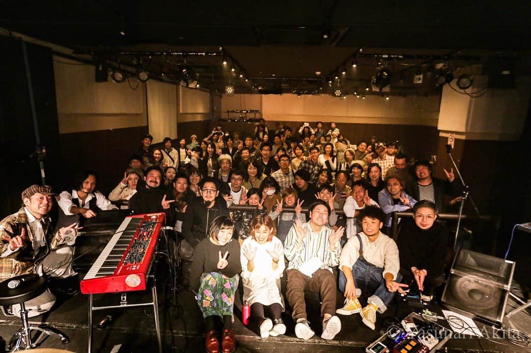 岩崎愛さんのインスタグラム写真 - (岩崎愛Instagram)「日曜日は名古屋JAMMINに来てくださった皆さん、呼んでくださったThe Hey Songさん、ありがとうございました！ . 一緒に共演したRyu Matsuyamaさんも良かったし、とても良い日でした👼 . 私の演奏は、急遽ADAM atのたまださんが弾いてくれることになり、勿論スタジオに入ることなどなく、ぶっつけ本番に近い形で一緒に演奏したのですが、たまださんの演奏は素晴らしかったです😂 ホントに感謝&また一緒に演奏したい！と思いました🎸 . 打ち上げも飲みすぎて後半記憶ないぜ🤤笑 楽しかった〜〜🙌 . 名古屋のことをまた一つ好きになった夜でした👯 . ①出演者とお客さんと🤳The Hey Songリリースおめでとう㊗️ ②岩崎独りで歌う姿をたまださんが激写してくれてる優しみ✨ ③名古屋の消火栓が好き(シャチホコだよ！) . #岩崎愛  #theheysong  #ryumastuyama  #adamat  #マンホール」11月12日 20時33分 - iwasakiaiching