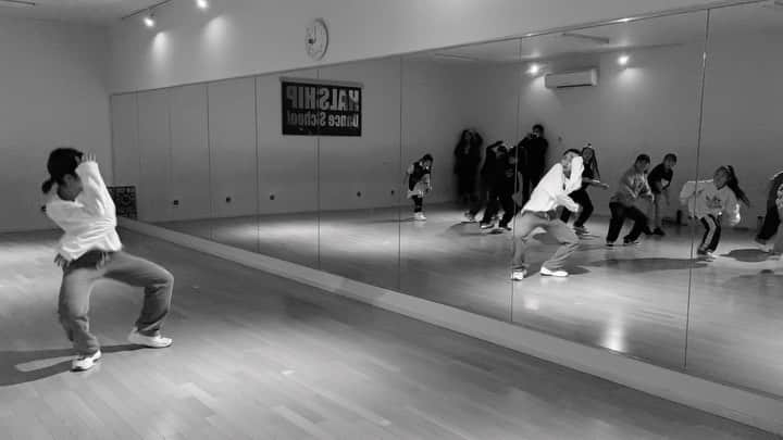 のインスタグラム：「. もっともっとだなーとレッスン動画みてすんごい思う…ありがとーーみんな !! スピーカー故障中🔇…丸の内…サディ…🥱」