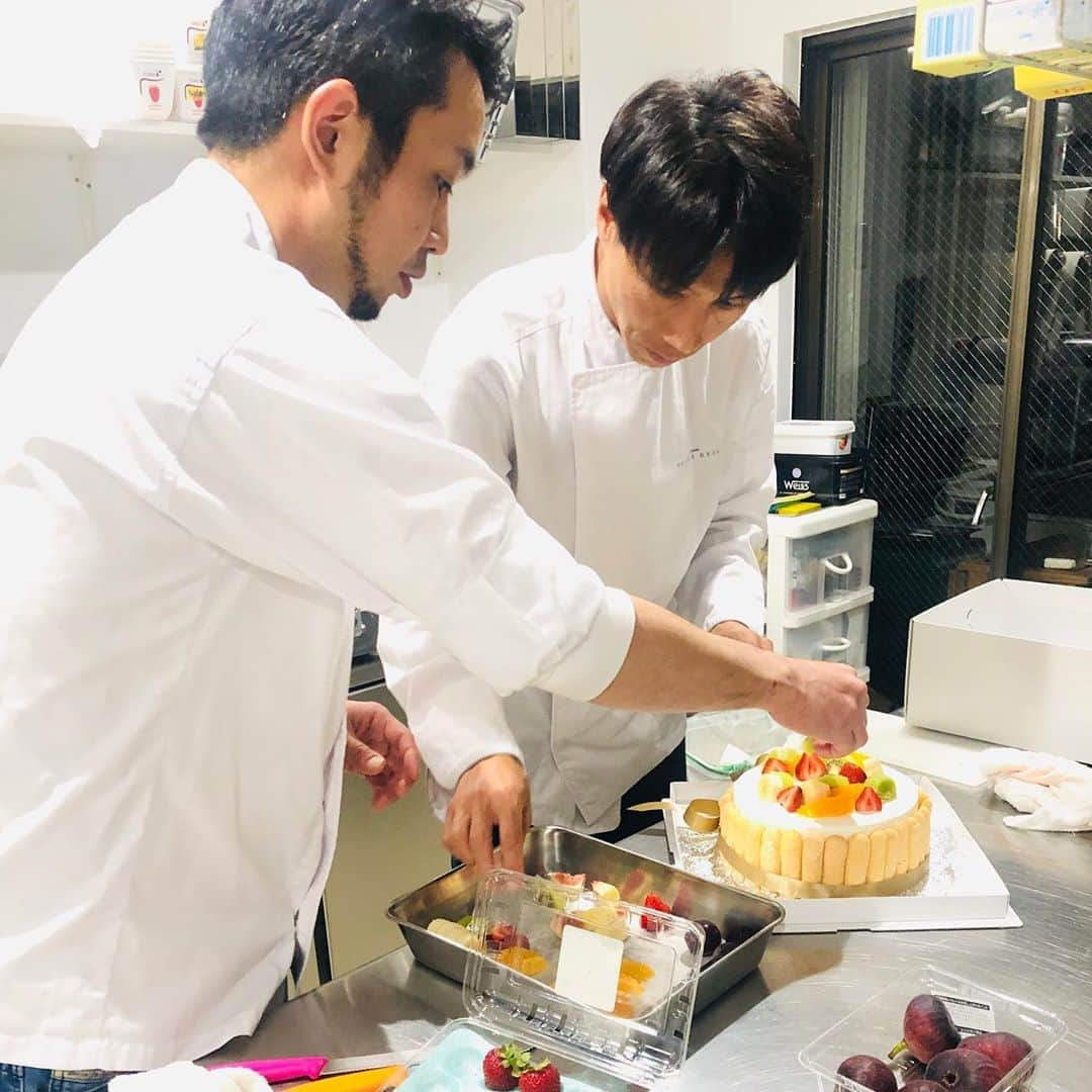 波戸康広さんのインスタグラム写真 - (波戸康広Instagram)「・﻿ 人生初のケーキ作り…🎂﻿ ﻿ 包丁も持った事のない僕が、子供の為に頑張りました 💪﻿ ﻿ 友人のパティシエに教わりながら、自分なりの最高傑作に﻿ ﻿ なったと思います❣️﻿ ﻿ 子供達も喜んでくれました。(☝︎ ՞ਊ ՞)☝︎ ﻿ ﻿ 友人のお店は、@patisserie_grandeheure 美味しそうな﻿ ﻿ ケーキがいっぱい🍰🧁🥧😋✨﻿ ﻿ ﻿ #グランウール #grandeheure #市ヶ尾 #patisserie ﻿ #寺田光 #パティスリー #スイーツ男子 #波戸康広 ﻿ #シェフ #ケーキ #洋菓子 #誕生日ケーキ #料理レッスン﻿ #instagood #instaphotos #instafood ﻿#手作り ﻿ ﻿ ➖➖➖➖➖➖➖➖➖➖➖➖➖➖﻿ ﻿ 波戸康広 公式ウェブショップはプロフィールから👆﻿ 無料メルマガのご登録で、ここでしか語らないことを配信中‼️﻿ プレゼントキャンペーンの応募もできます💡﻿ 是非遊びに来てね✌️✨﻿ ﻿」11月12日 20時44分 - hato.official