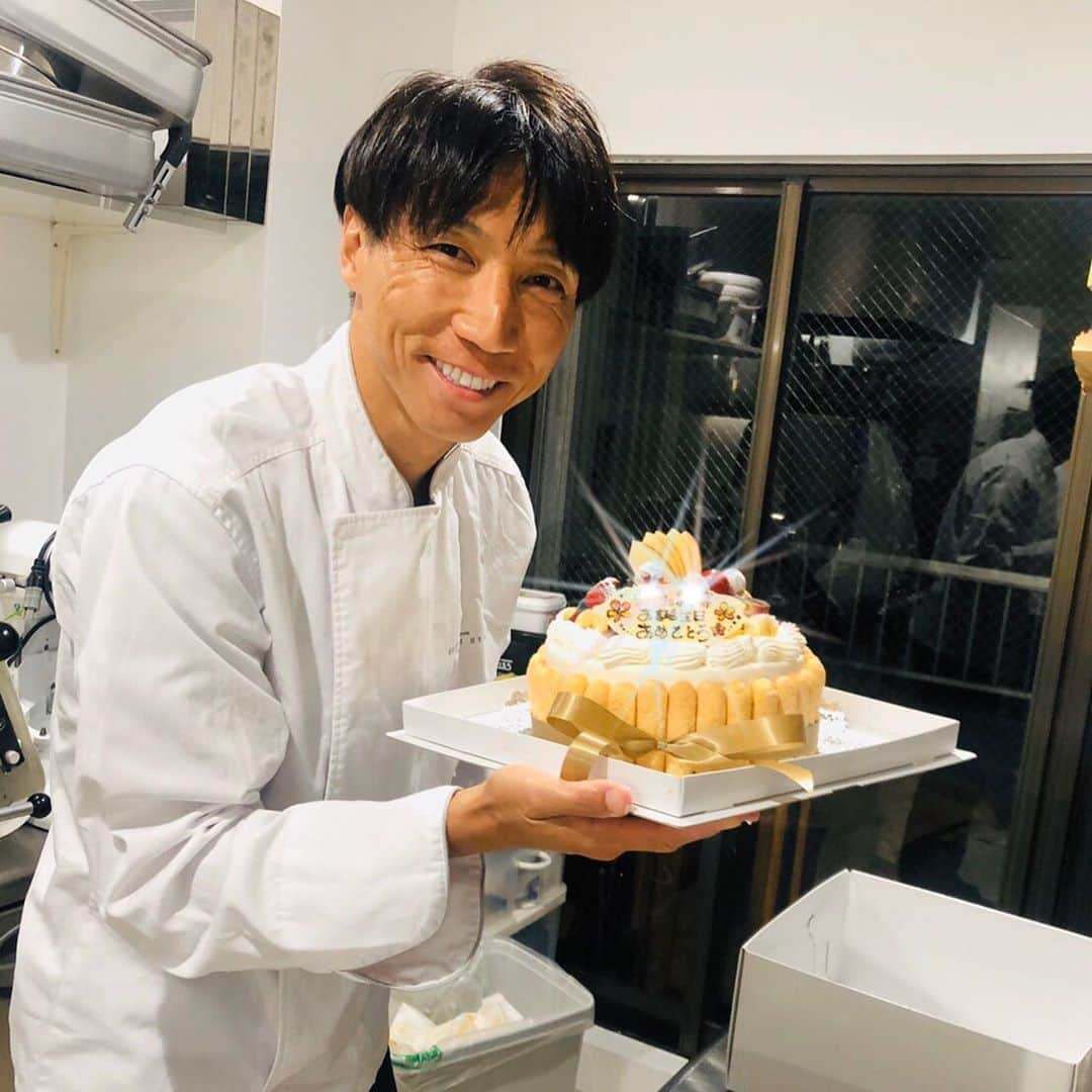 波戸康広さんのインスタグラム写真 - (波戸康広Instagram)「・﻿ 人生初のケーキ作り…🎂﻿ ﻿ 包丁も持った事のない僕が、子供の為に頑張りました 💪﻿ ﻿ 友人のパティシエに教わりながら、自分なりの最高傑作に﻿ ﻿ なったと思います❣️﻿ ﻿ 子供達も喜んでくれました。(☝︎ ՞ਊ ՞)☝︎ ﻿ ﻿ 友人のお店は、@patisserie_grandeheure 美味しそうな﻿ ﻿ ケーキがいっぱい🍰🧁🥧😋✨﻿ ﻿ ﻿ #グランウール #grandeheure #市ヶ尾 #patisserie ﻿ #寺田光 #パティスリー #スイーツ男子 #波戸康広 ﻿ #シェフ #ケーキ #洋菓子 #誕生日ケーキ #料理レッスン﻿ #instagood #instaphotos #instafood ﻿#手作り ﻿ ﻿ ➖➖➖➖➖➖➖➖➖➖➖➖➖➖﻿ ﻿ 波戸康広 公式ウェブショップはプロフィールから👆﻿ 無料メルマガのご登録で、ここでしか語らないことを配信中‼️﻿ プレゼントキャンペーンの応募もできます💡﻿ 是非遊びに来てね✌️✨﻿ ﻿」11月12日 20時44分 - hato.official