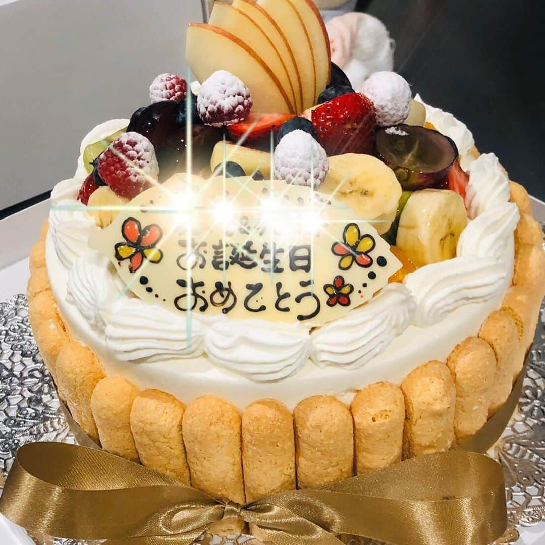 波戸康広さんのインスタグラム写真 - (波戸康広Instagram)「・﻿ 人生初のケーキ作り…🎂﻿ ﻿ 包丁も持った事のない僕が、子供の為に頑張りました 💪﻿ ﻿ 友人のパティシエに教わりながら、自分なりの最高傑作に﻿ ﻿ なったと思います❣️﻿ ﻿ 子供達も喜んでくれました。(☝︎ ՞ਊ ՞)☝︎ ﻿ ﻿ 友人のお店は、@patisserie_grandeheure 美味しそうな﻿ ﻿ ケーキがいっぱい🍰🧁🥧😋✨﻿ ﻿ ﻿ #グランウール #grandeheure #市ヶ尾 #patisserie ﻿ #寺田光 #パティスリー #スイーツ男子 #波戸康広 ﻿ #シェフ #ケーキ #洋菓子 #誕生日ケーキ #料理レッスン﻿ #instagood #instaphotos #instafood ﻿#手作り ﻿ ﻿ ➖➖➖➖➖➖➖➖➖➖➖➖➖➖﻿ ﻿ 波戸康広 公式ウェブショップはプロフィールから👆﻿ 無料メルマガのご登録で、ここでしか語らないことを配信中‼️﻿ プレゼントキャンペーンの応募もできます💡﻿ 是非遊びに来てね✌️✨﻿ ﻿」11月12日 20時44分 - hato.official