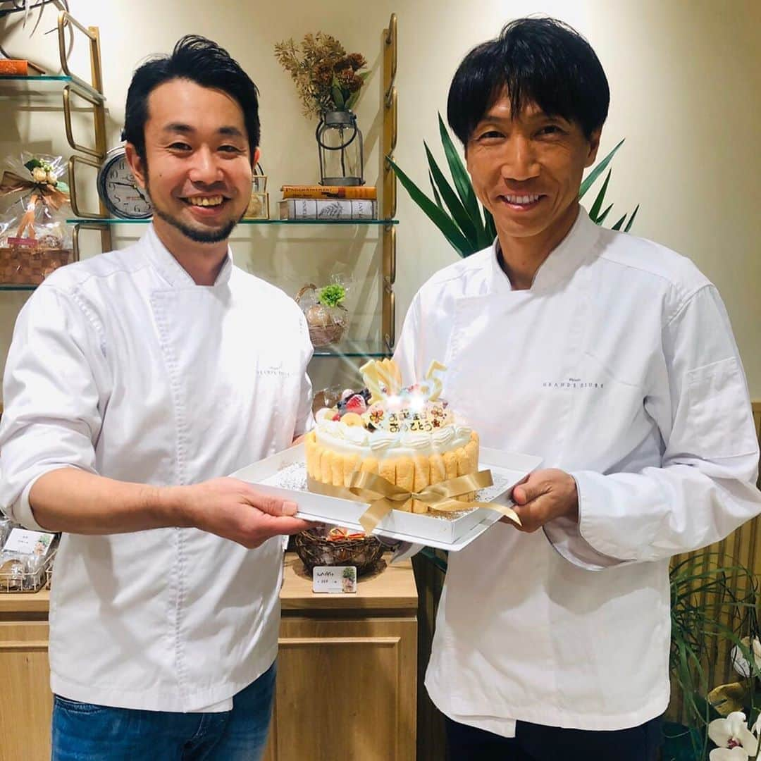 波戸康広さんのインスタグラム写真 - (波戸康広Instagram)「・﻿ 人生初のケーキ作り…🎂﻿ ﻿ 包丁も持った事のない僕が、子供の為に頑張りました 💪﻿ ﻿ 友人のパティシエに教わりながら、自分なりの最高傑作に﻿ ﻿ なったと思います❣️﻿ ﻿ 子供達も喜んでくれました。(☝︎ ՞ਊ ՞)☝︎ ﻿ ﻿ 友人のお店は、@patisserie_grandeheure 美味しそうな﻿ ﻿ ケーキがいっぱい🍰🧁🥧😋✨﻿ ﻿ ﻿ #グランウール #grandeheure #市ヶ尾 #patisserie ﻿ #寺田光 #パティスリー #スイーツ男子 #波戸康広 ﻿ #シェフ #ケーキ #洋菓子 #誕生日ケーキ #料理レッスン﻿ #instagood #instaphotos #instafood ﻿#手作り ﻿ ﻿ ➖➖➖➖➖➖➖➖➖➖➖➖➖➖﻿ ﻿ 波戸康広 公式ウェブショップはプロフィールから👆﻿ 無料メルマガのご登録で、ここでしか語らないことを配信中‼️﻿ プレゼントキャンペーンの応募もできます💡﻿ 是非遊びに来てね✌️✨﻿ ﻿」11月12日 20時44分 - hato.official