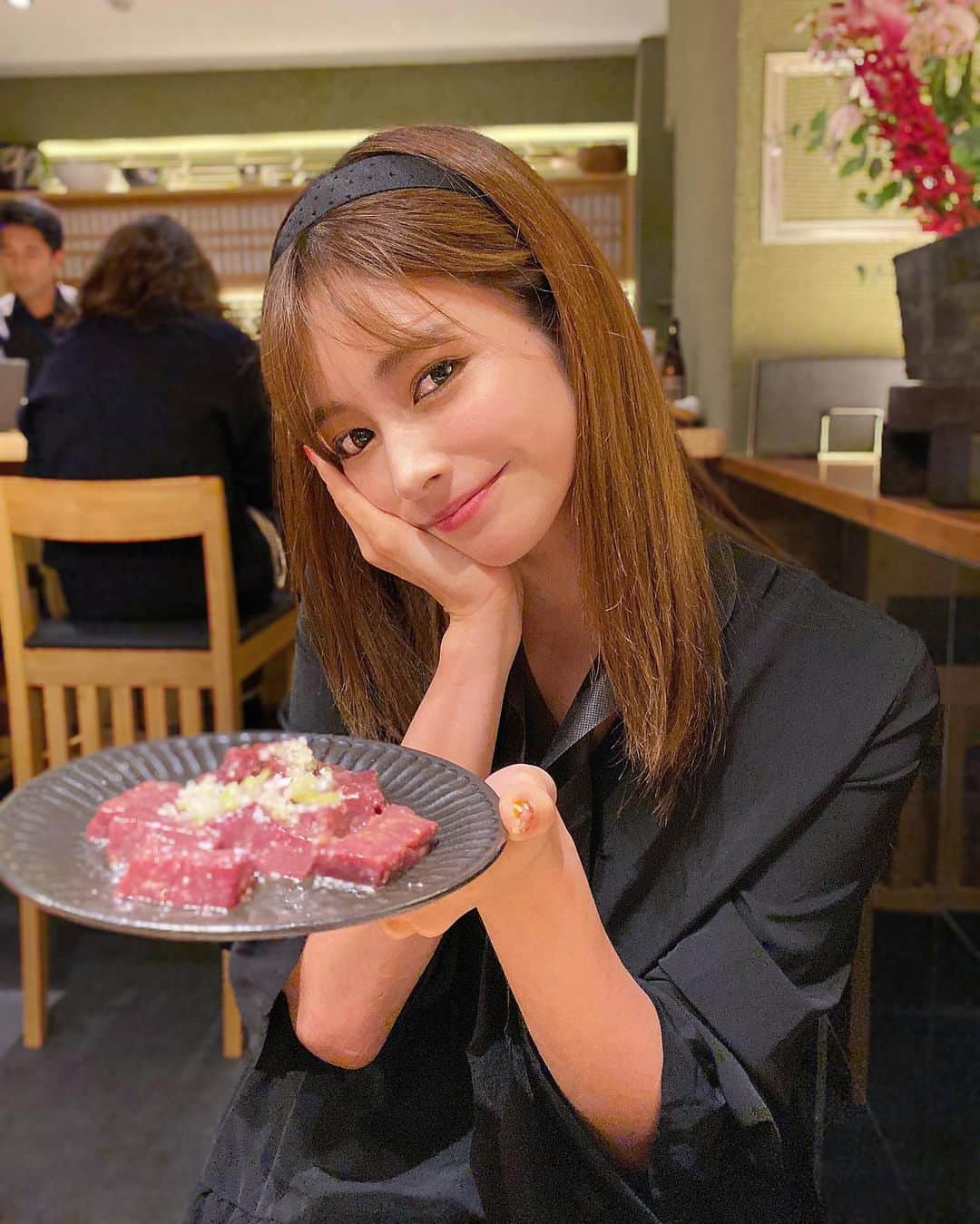 得あゆさんのインスタグラム写真 - (得あゆInstagram)「レバー食べたら身体中の血管に力がみなぎる🔥🍖 どんな事でも乗り越えられる気がする🔥単純 ・ ・ ・ ・ ・ ・ ・ ・ ・ ・ #焼肉#肉#夜ごはん#ディナー#グルメ#レバー#レバ刺し#肉食女子#食べ歩き#美味しい#元気#女子会#カチューシャ#秋服#オトナ女子#大人可愛い#ガーリー#おやつ#インスタ映え#カメラ女子#写真#飲み#麻布十番#麻布十番グルメ  #meat#japanesefood#japanesegirl#girly#dinner#gourmet」11月12日 20時41分 - tokuayu819