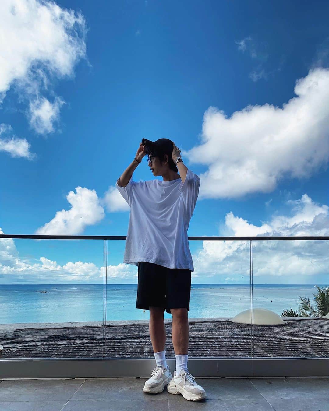 片山良平のインスタグラム：「・ ・ ・ 社員研修🇬🇺 皆んなでいく旅行は3回目🛫 普段とは違うコミニュケーションが取れてとても良き😉 ・ 14日から表参道店で出勤してます✂️ ・ #グアム へ #社員研修 #最高 かな #海 と #晴天なり」