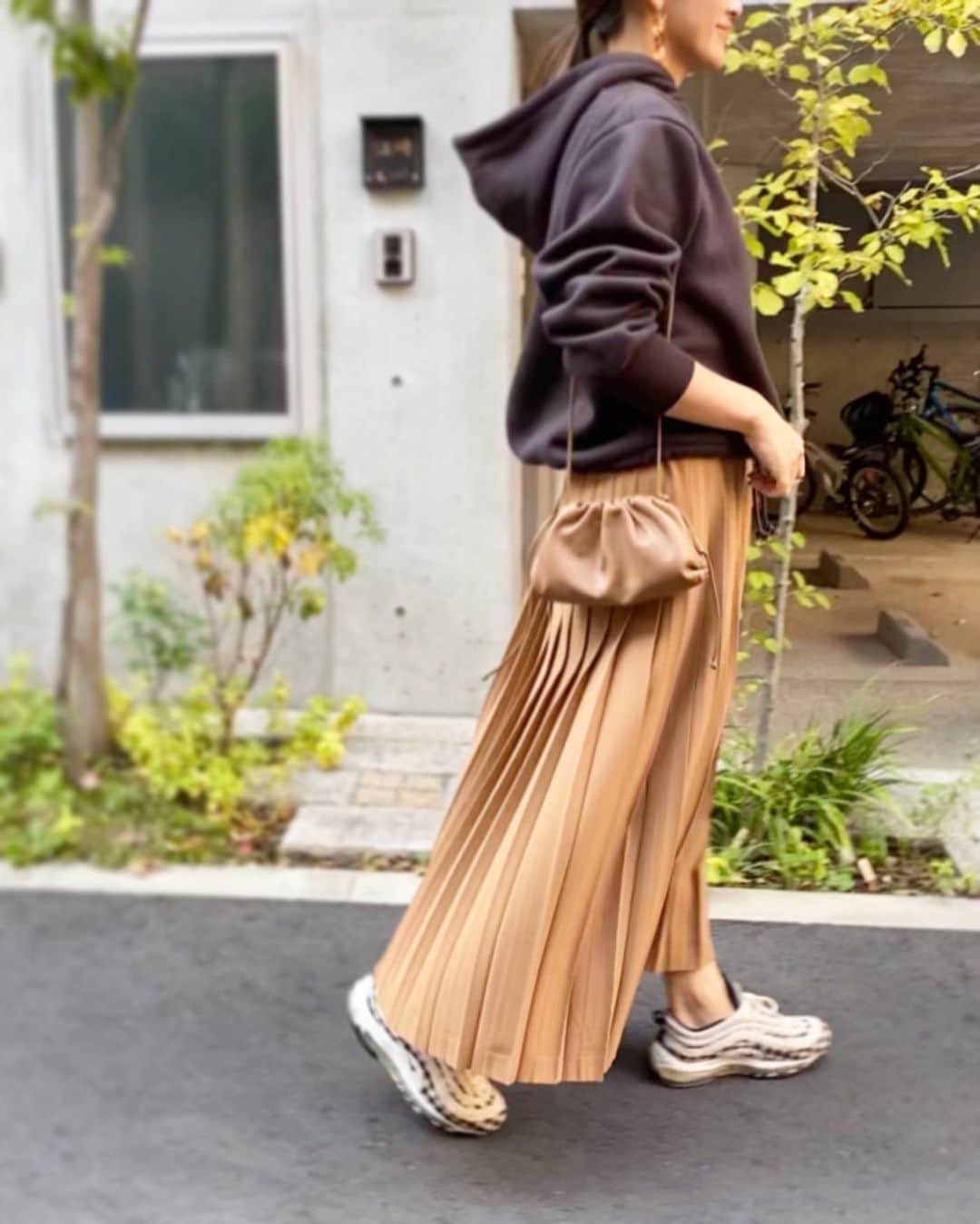 のインスタグラム：「今日はハリッチにジムの日！ この２つは1年以上続いてる😊👍🏻 * 動きやすいパーカーコーデ。 カジュアルになり過ぎないように…してみました💛 Tops: #titivate  Skirt: #yori_japan  Shoes: #NIKE Bag: #bottegaveneta  #fashion #cordinate #casualstyle #titivatestyle #yori #ヨリ#ティティベイト#ナイキ#ボッテガヴェネタ #ママコーデ #裾ドローストリング裏起毛パーカー」
