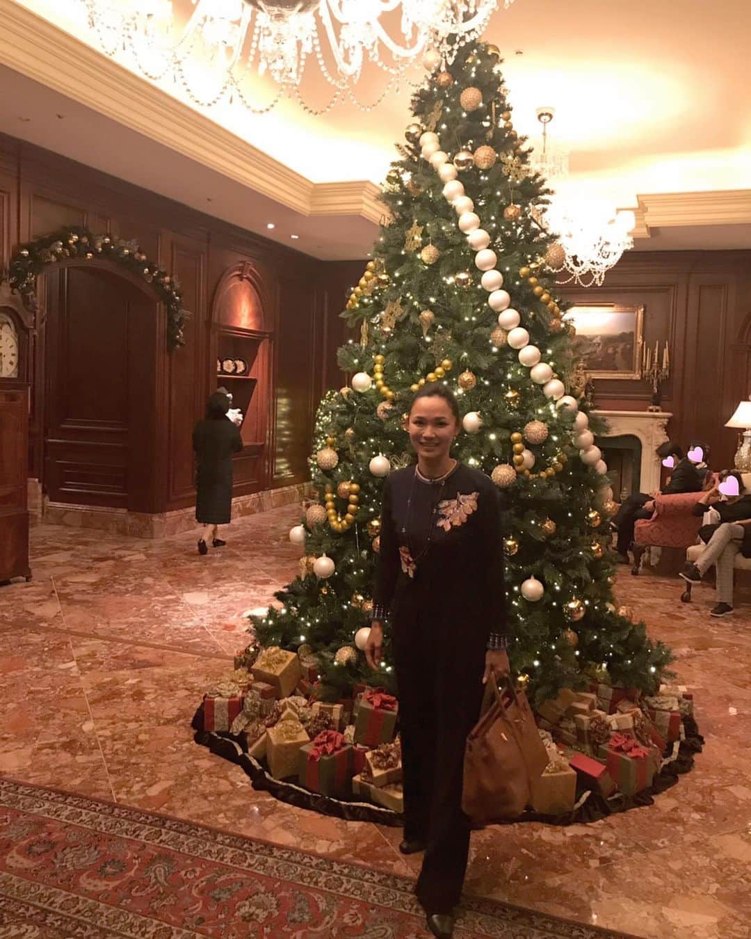 浅見帆帆子のインスタグラム：「大阪のリッツはすっかりクリスマスでした  #リッツ大阪 #すっかりクリスマス #浅見帆帆子」
