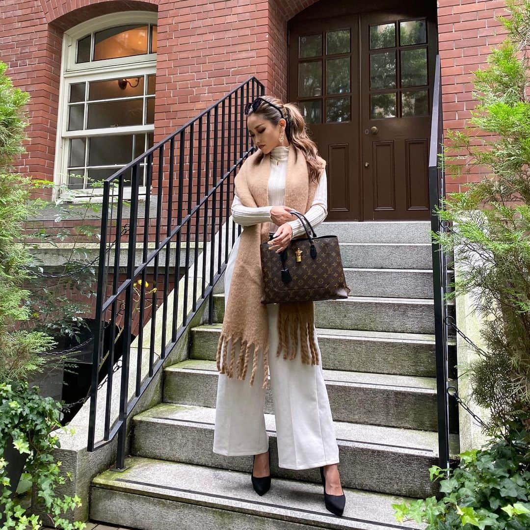 のインスタグラム：「#whitebeige#ootd#autumn#autumnfashion#uphair#hairstyle#longhair#whitefashion#muffler#blogger#bloggerstyle#オトナ女子」