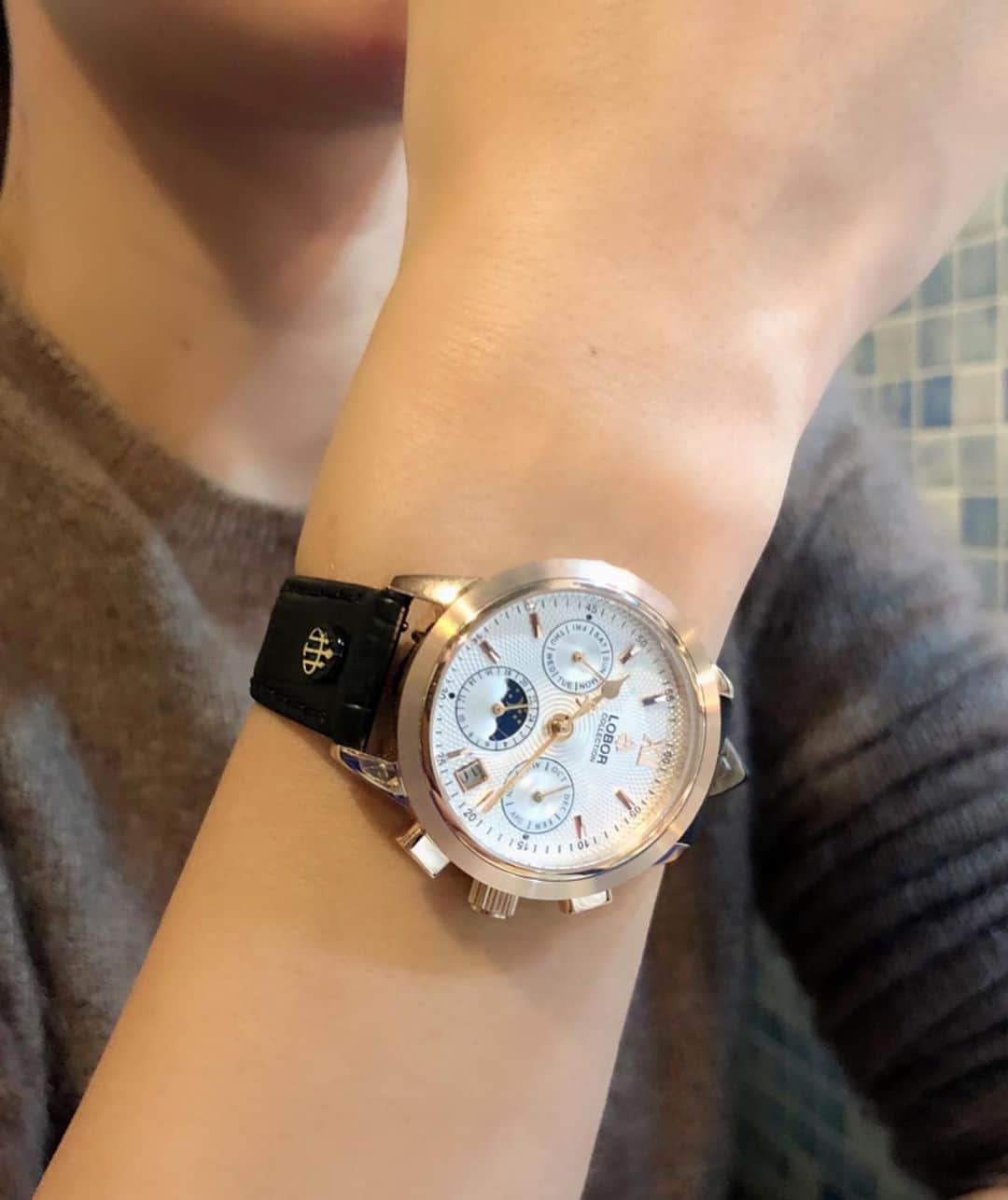 桐山マキさんのインスタグラム写真 - (桐山マキInstagram)「. . . My favorite pizza and new watch ⌚️❤︎❤︎❤︎ @loborjapan . . . 新しい腕時計をつけて pizzaを食べに🍕🍕❤︎❤︎❤︎ 腕時計は 日本の新しいブランド @loborjapan  シンプルすぎない程よいインパクトがある感じが好き❤︎ アクセサリー感覚で 使いたい💎 . . . ピッツァウマッ🍕🍕🍕 #japan #lobor #watch #fashion #love #dog #accessories  #myfavorite  #mynewone #pizza #pizzatime #腕時計 #時計 #新調しました #ロバー #日本のブランド #程よいインパクト #良い存在感 #アクセサリー #嬉しくて #何かも #必要以上に #腕時計みちゃう #お気に入り #ピザもウマッ #⌚️ #🍕 #❤️」11月12日 20時54分 - maki_kiriyama