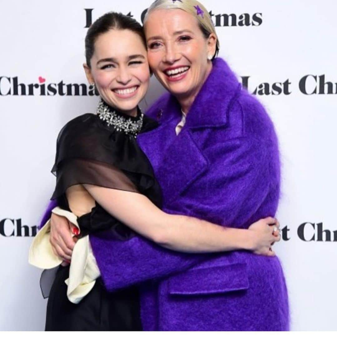 エミリア・クラークさんのインスタグラム写真 - (エミリア・クラークInstagram)「Oh baby we made it goddamn SNOW last night at the festively freezing @lastchristmasthemovie premier!  I couldn’t be prouder to hold onto my squad (for warmth as well as for love) as we stormed that blue carpet to the soundtrack of all things christmas.... so insta world I say go and see this movie we made! It will make you take a moment to stop, breathe, look and love. WHO CAN DISLIKE THAT?! 🤩🥳 Major props to my next level team of glam geniuses. From Pjs and a blocked up nose to this little sparkly number in the blink of a smokey eye.... @earlsimms2 @kaymontano @petraflannery @prada  YOU LEGENDS BRING THE YUMMY #😋 #☃️#😎#🍾 #interviewsgobyfastwhenyoucantfeelyourfeet #thankgodforthewarmthofadame  #mustlearnnotogivethepapsphotosofmyoesphagusalltheruddytime  #christmas #is #here」11月12日 21時02分 - emilia_clarke