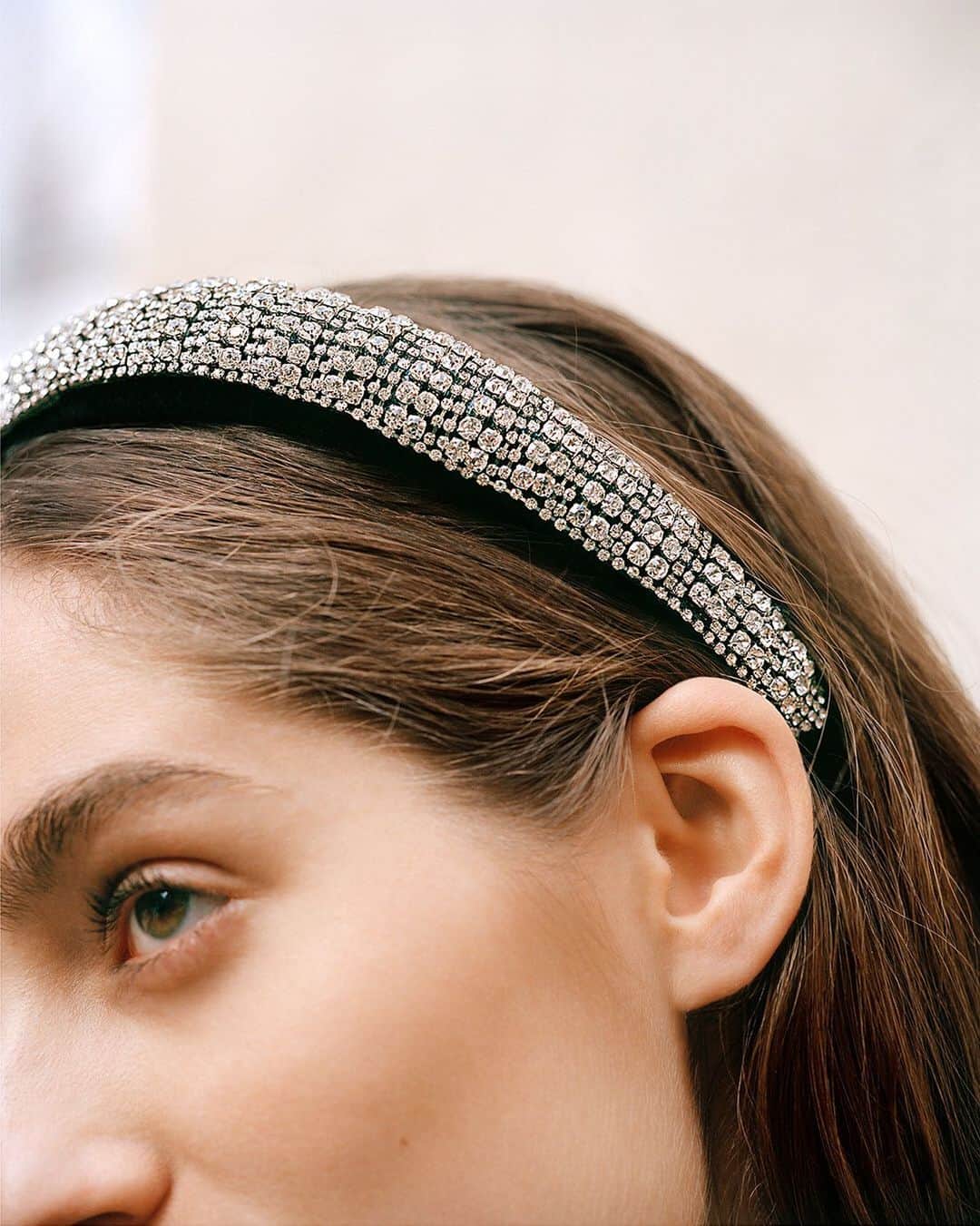 H&Mさんのインスタグラム写真 - (H&MInstagram)「Hey Upper East Siders, we have the best news ever: the headband is back and it’s shinier than ever — XOXO #HM. See autumn's most desired party accessories on #HMMagazine.  Headband: 0834130001」11月12日 21時05分 - hm