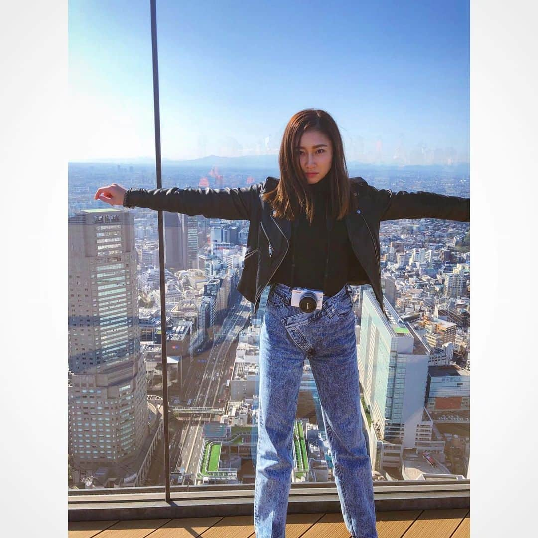 七菜香さんのインスタグラム写真 - (七菜香Instagram)「まともな写真がなかったのが辛いけど←w 東京に住んでたら、新しくできたスポットなんて 混んでるしいつでも行けるから行かなかったけど なかなか行けなくなったら行っちゃうね♥️ 展望台からの景色は思いの外すごくて長居しちゃった😆 家族旅行っぽいねー👨‍👩‍👧って言って嬉し楽しかったな♡ 娘ちゃんは登る前からグズグズ、着いたら寝ちゃったけど こんなもんだよねーっていいながら夫婦2人で楽しんだよ😘 ・ ・ ・ ・ ・ ・ ・ #tokyo #japan #bigcity #shorttrip #shibuya #instatravel #instamood #instagood #scramblesquare #渋谷 #スクランブルスクエア #家族旅行 #女の子ママ #女の子ベビー #👨‍👩‍👧」11月12日 21時05分 - nanaka0118