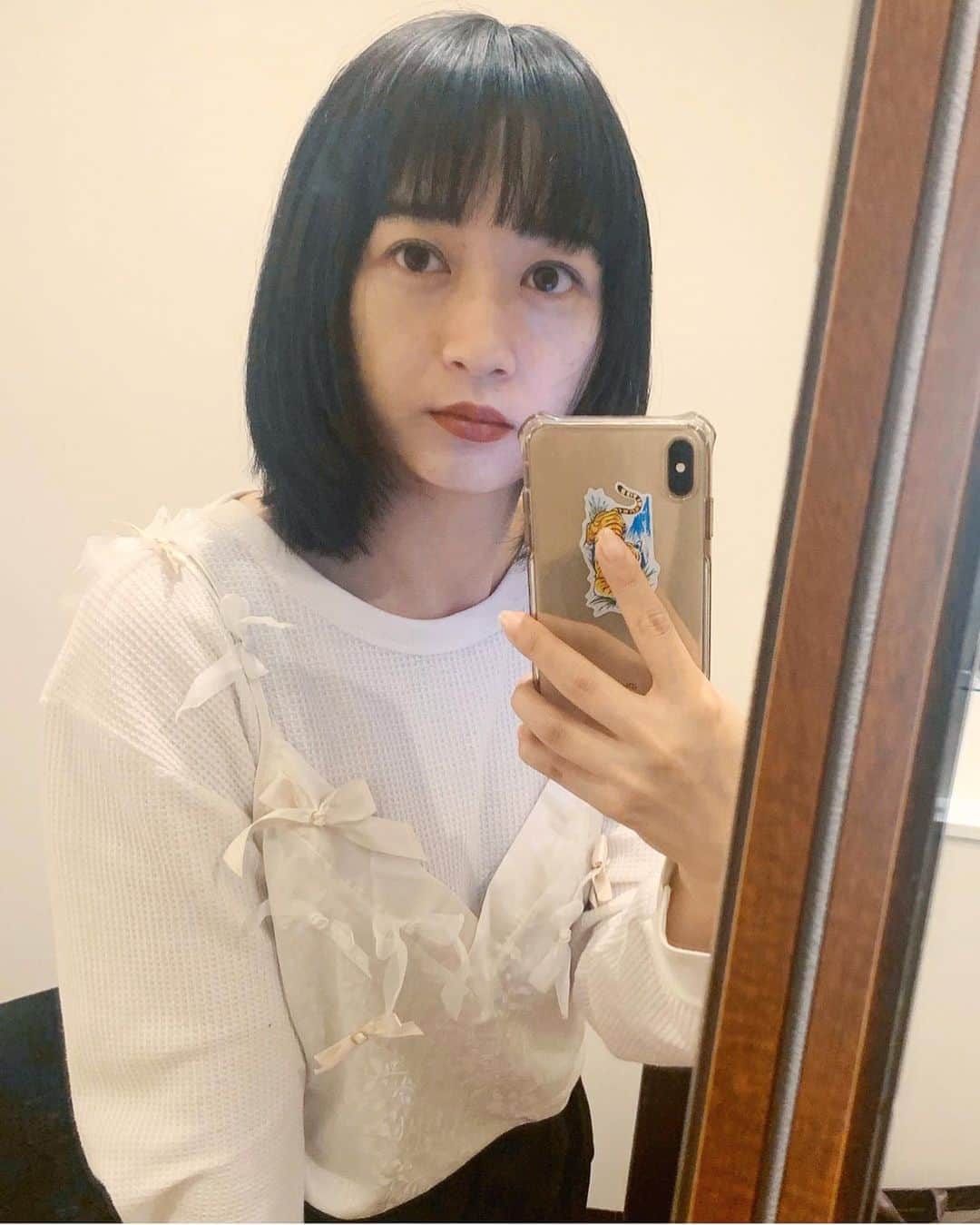 小川暖奈のインスタグラム：「そういえば、結構前に髪を切りました！ やっと慣れました！ ✂️ @alysa_i ありがとっ」