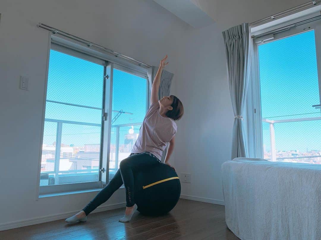のインスタグラム：「@technogym #technogym  #シッティングボール　#バランスボール #wellnessball  デザイン性も高く 安定しているので 座りやすい  パソコン作業にも 日常生活から #体幹　を意識できますね！」