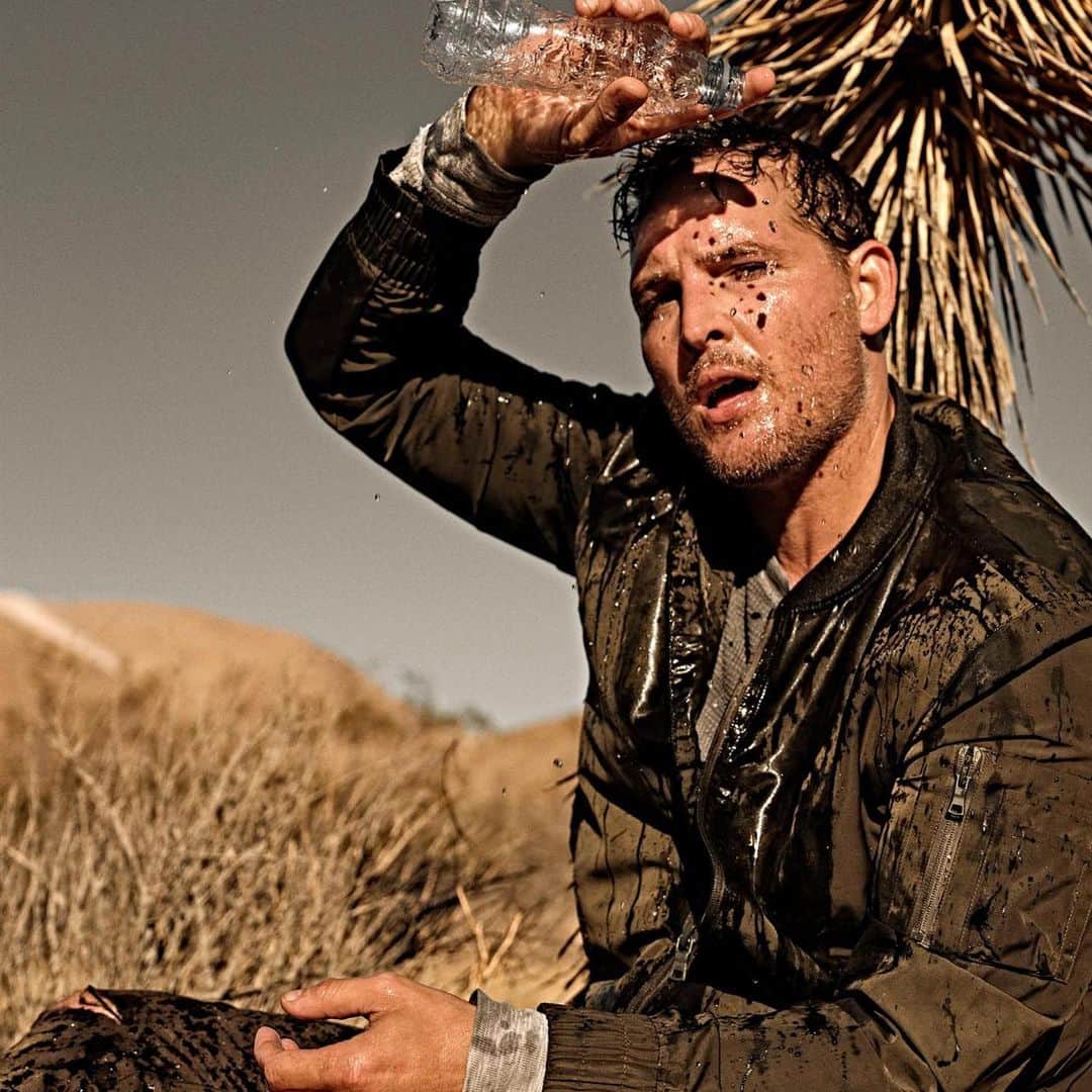 ピーター・ファシネリのインスタグラム：「@motospiritmag  H20 🌞💦」
