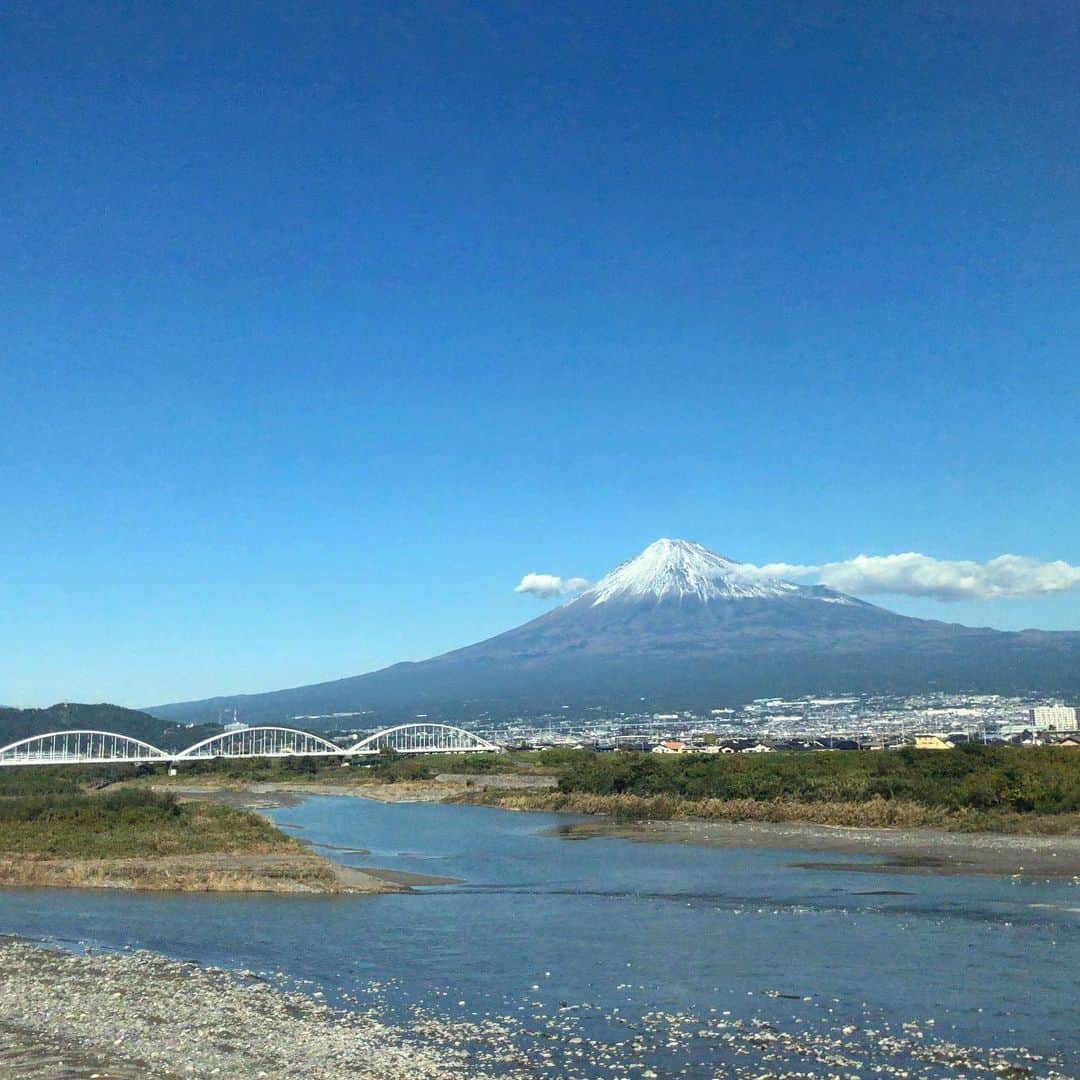 のインスタグラム：「天晴れ富士山🗻🚅」
