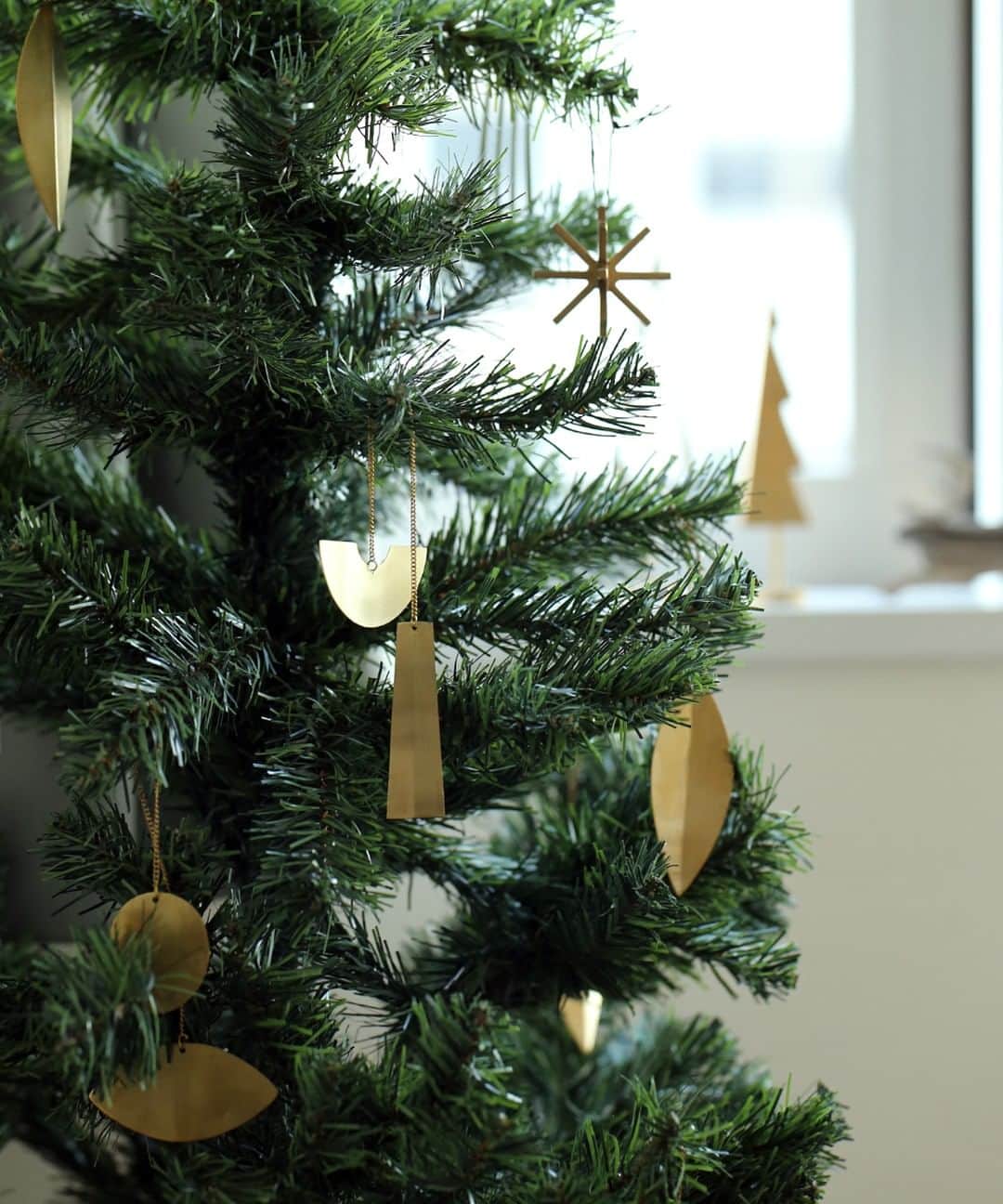 KOZLIFEさんのインスタグラム写真 - (KOZLIFEInstagram)「街中にはクリスマスの装飾がすこーしずつ出てきましたね♪ツリーだけでなく、枝なんかに飾っても可愛いブラスのオーナメント。ちょっと大人なクリスマスに。 . -登場したアイテム- ferm LIVING/オーナメント　各4個セット ・Twin Half Circle(ツインハーフサークル) ・Leaf (リーフ) . ◎商品は当店トップページのバナーorプロフィールのURLからどうぞ。 ▶︎ @kozlife_tokyo . #KOZLIFE #japan #LoveFoodLoveLife#Interior #instahome #instagood #instajapan #livstagrammer #myhome #fermliving #christmas #christmasideas #クリスマス #今年のクリスマス #クリスマスアイテム #オーナメント #クリスマスツリー #暮らし #北欧インテリア #北欧雑貨  #インテリア #丁寧な暮らし #シンプルライフ #暮らしを楽しむ #ファームリビング #植物のある暮らし」11月12日 12時30分 - kozlife_tokyo