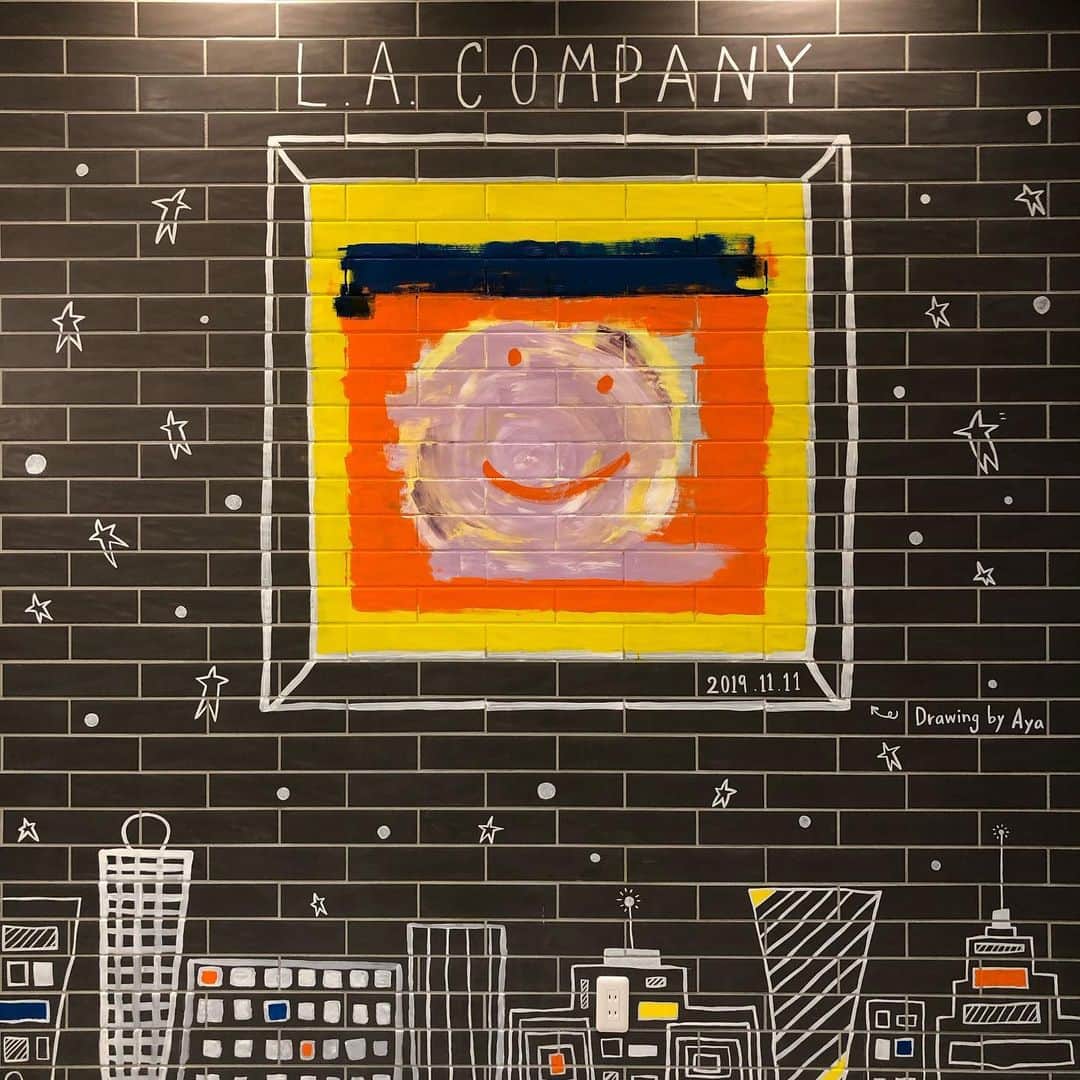 Aya（高本彩）さんのインスタグラム写真 - (Aya（高本彩）Instagram)「弟のお仕事場に絵を描かせてもらいました😄 弟やL.A.COMPANYスタッフの皆さんを色でイメージして、、、。 内装デザインの会社という事だったので色んな形の建物も描いてみました。 初めてタイル張りの壁に絵を描きましたが、、、難しかった😭でもたのしかったー❤︎弟よ、ありがとう🙏  @l.a.company  #lacompany #やっぱり私の着ているTシャツがきになる #drawingbyaya #大阪の方是非見に行ってあげてくださいな🤣 #写真撮るだけでもいいみたいです笑」11月12日 12時45分 - aya_dream04