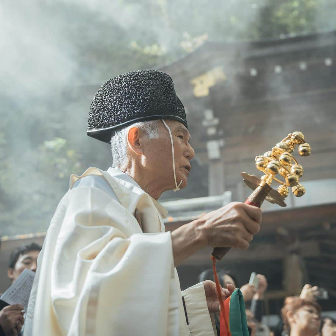 貴船神社さんのインスタグラム写真 - (貴船神社Instagram)「祓え　祈り a purification ritual and prayer  #貴船神社 #きふね #氣生根 #貴船神社の秋 #紅葉 #もみじ#京都 #kifunejinja #shrine #autumnleaves #autumn #kyoto #japan」11月12日 12時45分 - kifunejinja