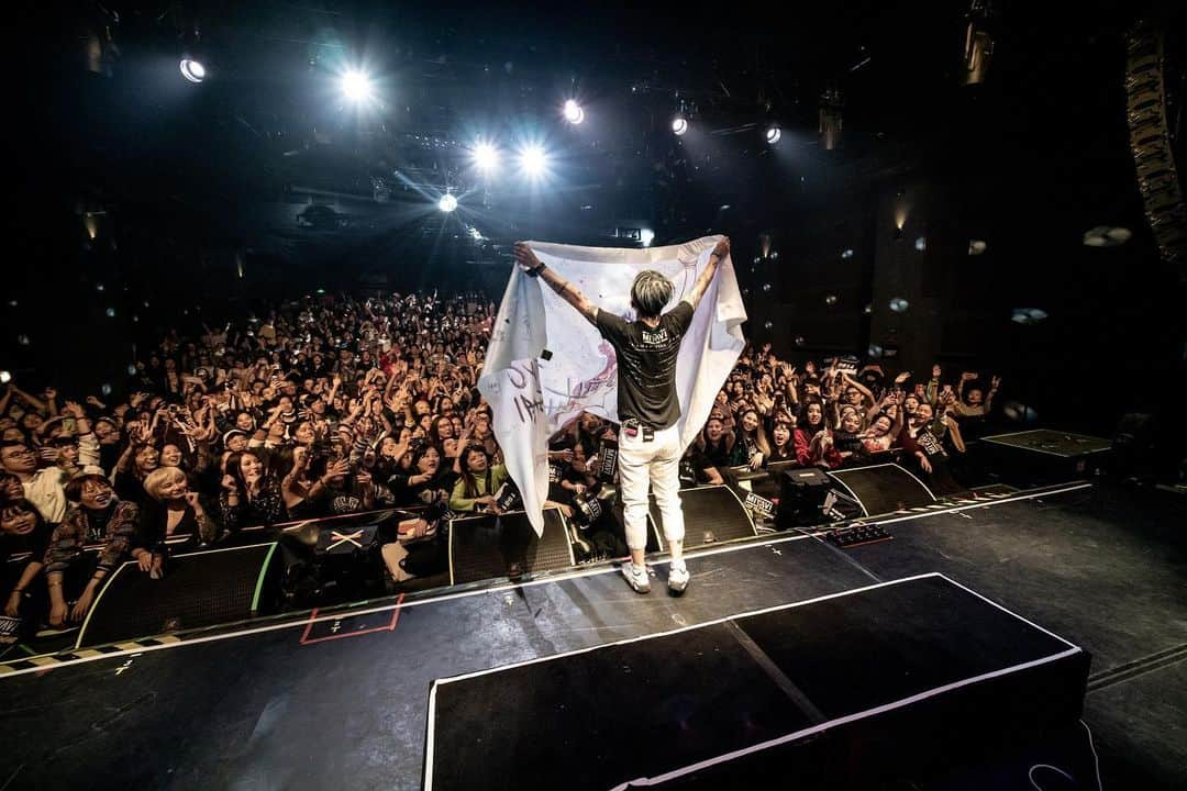 MIYAVI（石原貴雅）さんのインスタグラム写真 - (MIYAVI（石原貴雅）Instagram)「🙏 @miyavi_ishihara “NO SLEEP TILL TOKYO” World Tour 2019 ASIA🔥 Day 4 11.10 #Shanghai #VASLive Thanks everyone for a great night!🙏 ． Next Up Day 5 11.13 #Guangzhou Mao Livehouse ． 📷By: @mikeyboiiiiii 【リリース情報】 MIYAVI NEW ALBUM 💿 NO SLEEP TILL TOKYO 7.24 Release⬇️⬇️ https://umj.lnk.to/miyavi_nsttPR ． 【ライブ情報】 「MIYAVI “NO SLEEP TILL TOKYO” World Tour 2019 ASIA」 11/1 Hong Kong | Music Zone@E-Max 11/3 Taipei | CLAPPER STUDIO 11/8 Seoul | WEST BRIDGE with KT 5G 11/10 Shanghai | VAS LIVE 11/13 Guangzhou | MAO Livehouse 11/15 Chengdu | Aflame Art Center Hall 1 11/17 Beijing | TANGO 11/23 Bangkok | Central Plaza Chaengwattana Hall ． 「MIYAVI “NO SLEEP TILL TOKYO” World Tour 2019 JAPAN」 12/5 Sapporo | Zepp Sapporo 12/9 Sendai | Rensa 12/10 Nagoya | Zepp Nagoya 12/12 Fukuoka | Zepp Fukuoka 12/18 Tokyo | Zepp DiverCity TOKYO 12/21 Osaka | Zepp Osaka Bayside ． MIYAVI ファンクラブ ”MYV CREW” 2019年度会員受付中！！ MIYAVI Fan Club“ MYV CREW” 2019 Membership Admission and Renewal Information  ご入会方法は⬇️ http://myv382tokyo.com/myvcrew/about.html ． ． #MIYAVI #NoSleepTillTokyo #NSTT #UnderTheSameSky #DAOKO #千客万来 #SenkyakuBanrai #Diner #ninagawamika #蜷川実花 #MYVCREW #NorthAmerica #USA #CANADA #MEXICO #EUROPE #ASIA #JAPAN #live ．」11月12日 12時49分 - miyavi_staff