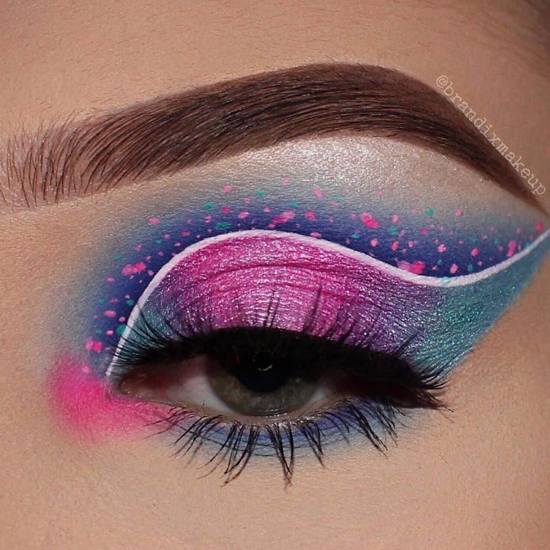 Jeffree Star Cosmeticsさんのインスタグラム写真 - (Jeffree Star CosmeticsInstagram)「Who doesn’t love a good cut crease 🔪💘 @brandixmakeup created this perfectly blended look using both our #BLUEBLOOD & #JAWBREAKER palettes 🍭💙 #jeffreestarcosmetics」11月12日 13時00分 - jeffreestarcosmetics